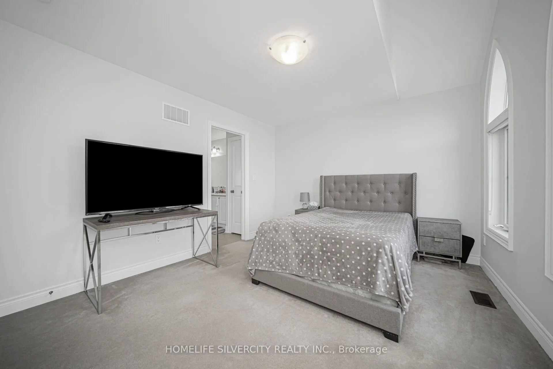 8 Mitchell Crescent