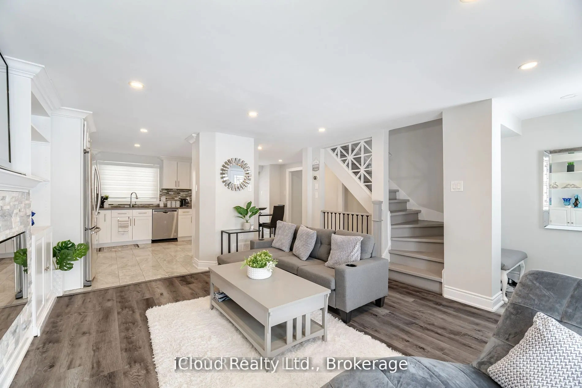 512 Pinetree Crescent