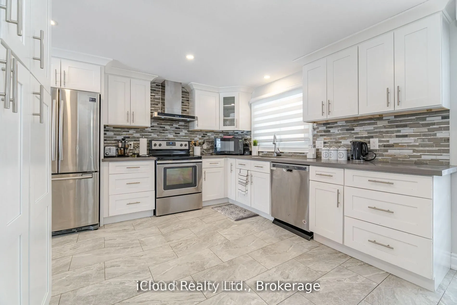 512 Pinetree Crescent