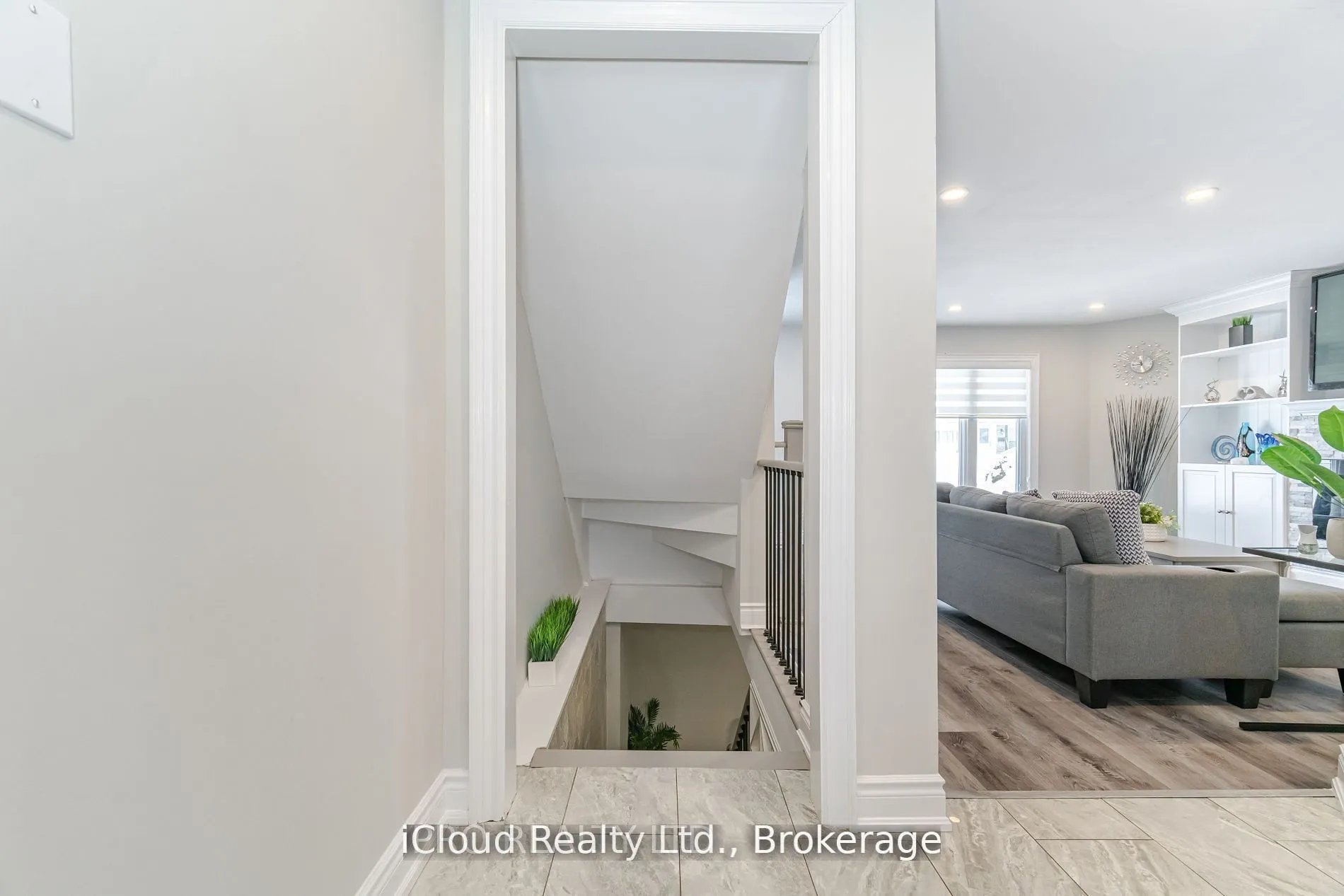 512 Pinetree Crescent