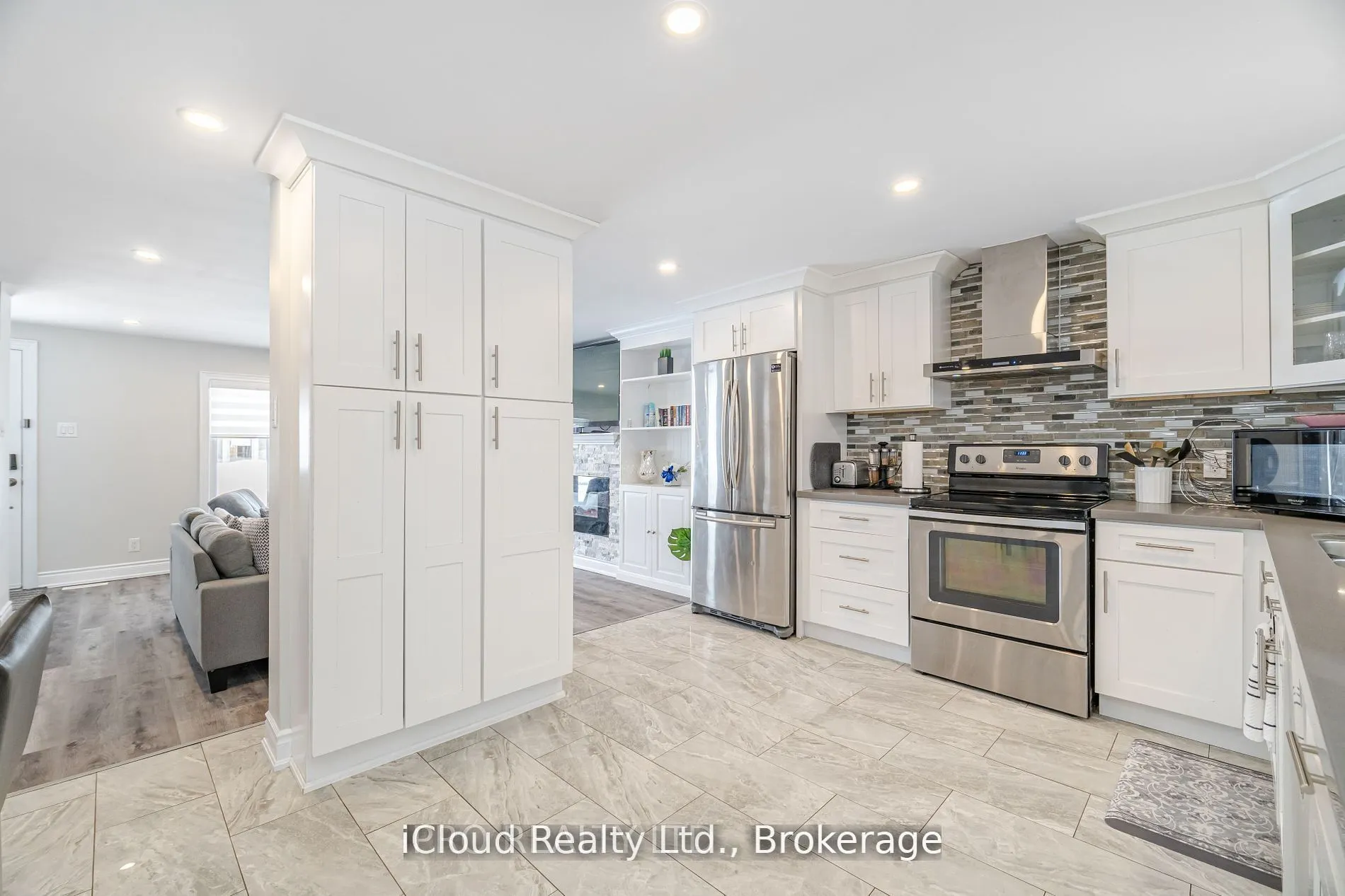 512 Pinetree Crescent