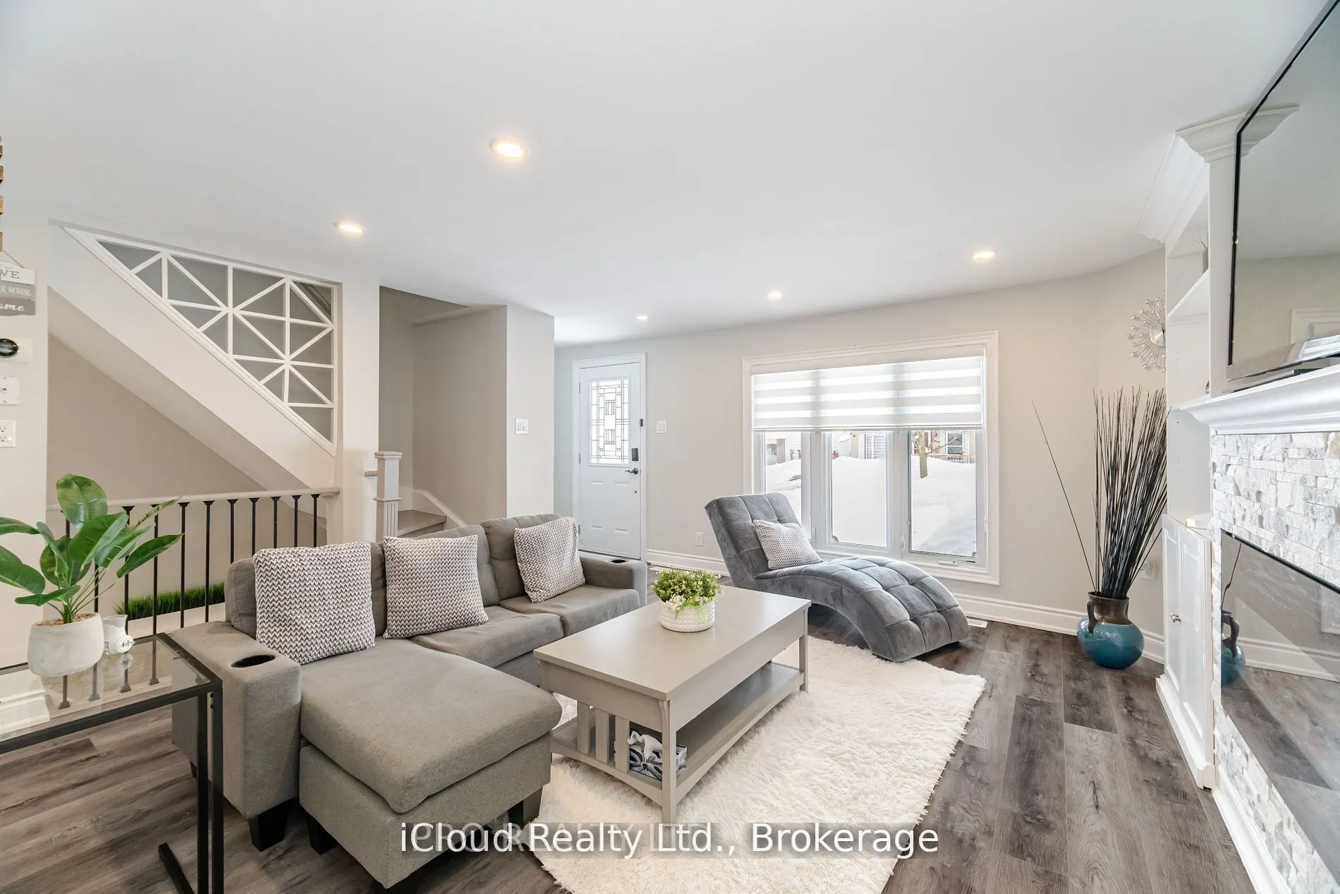 512 Pinetree Crescent