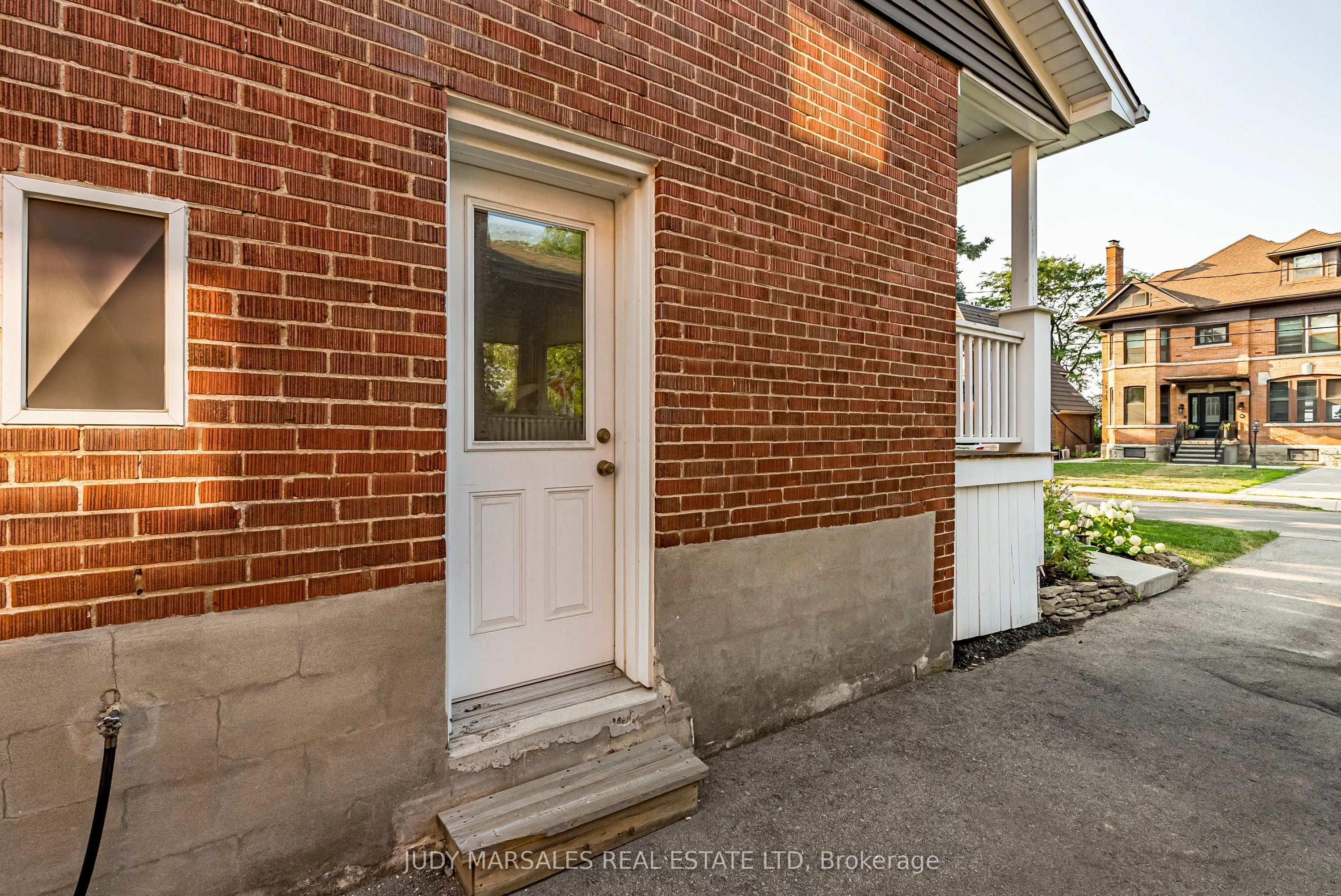20 Mountain Park Avenue