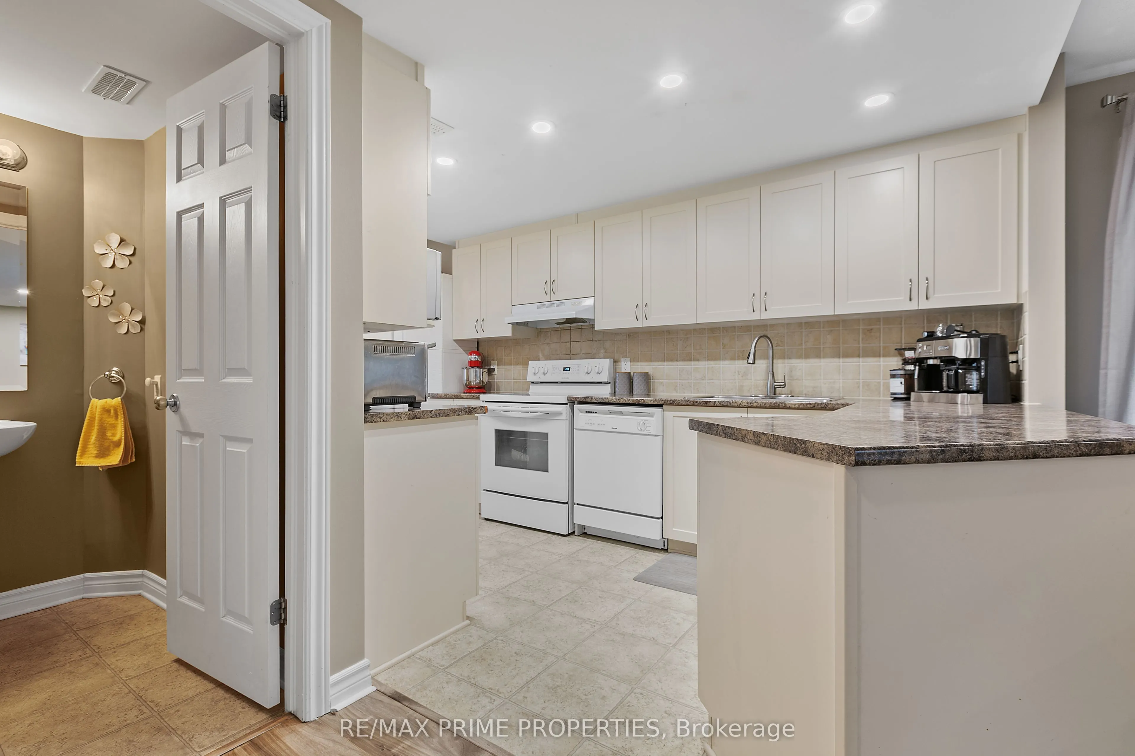 630 LAKERIDGE Drive, #52