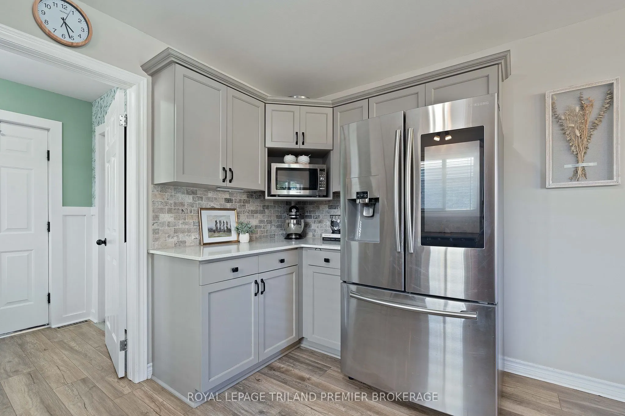 852 Crestview Crescent