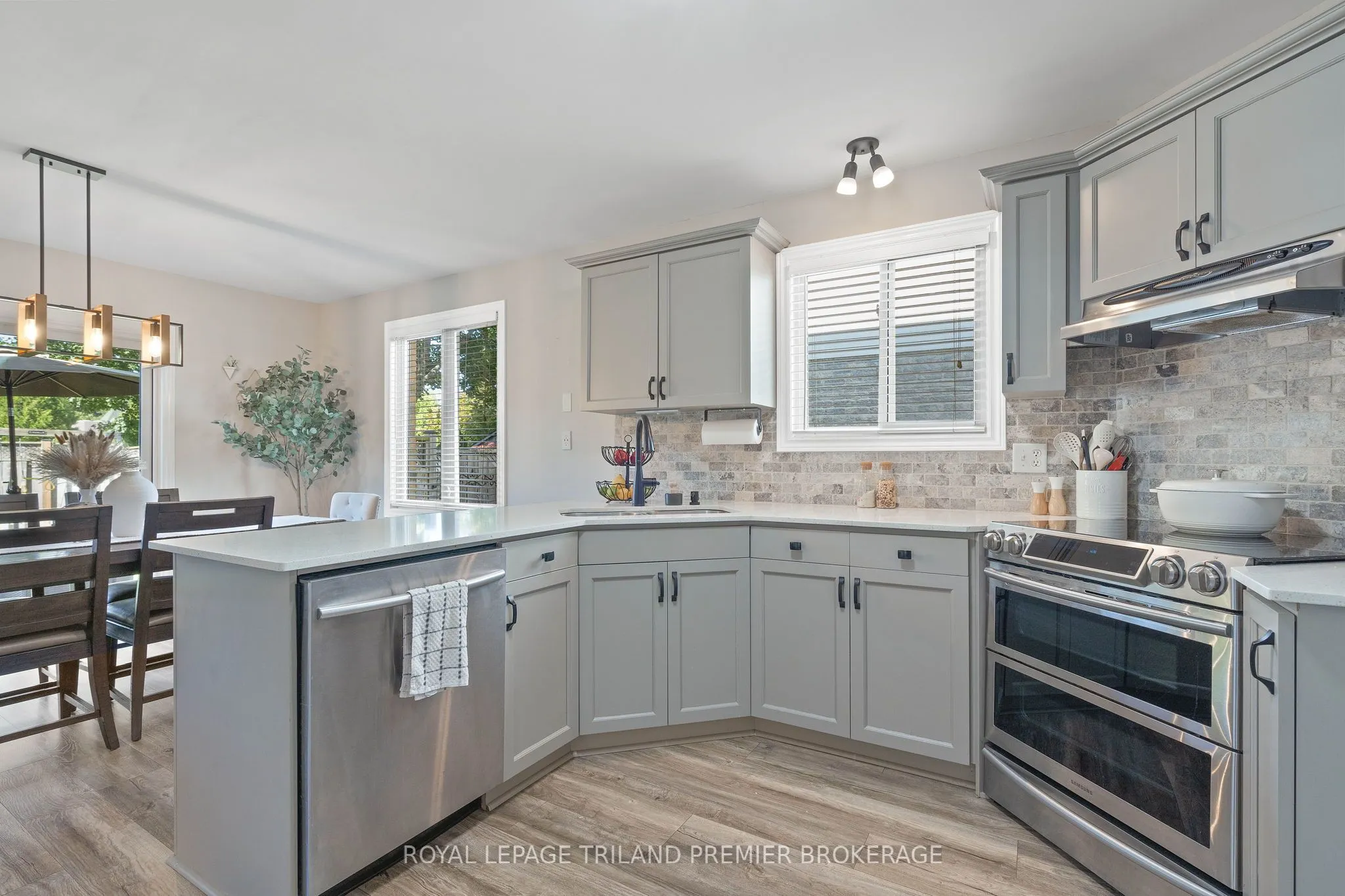 852 Crestview Crescent