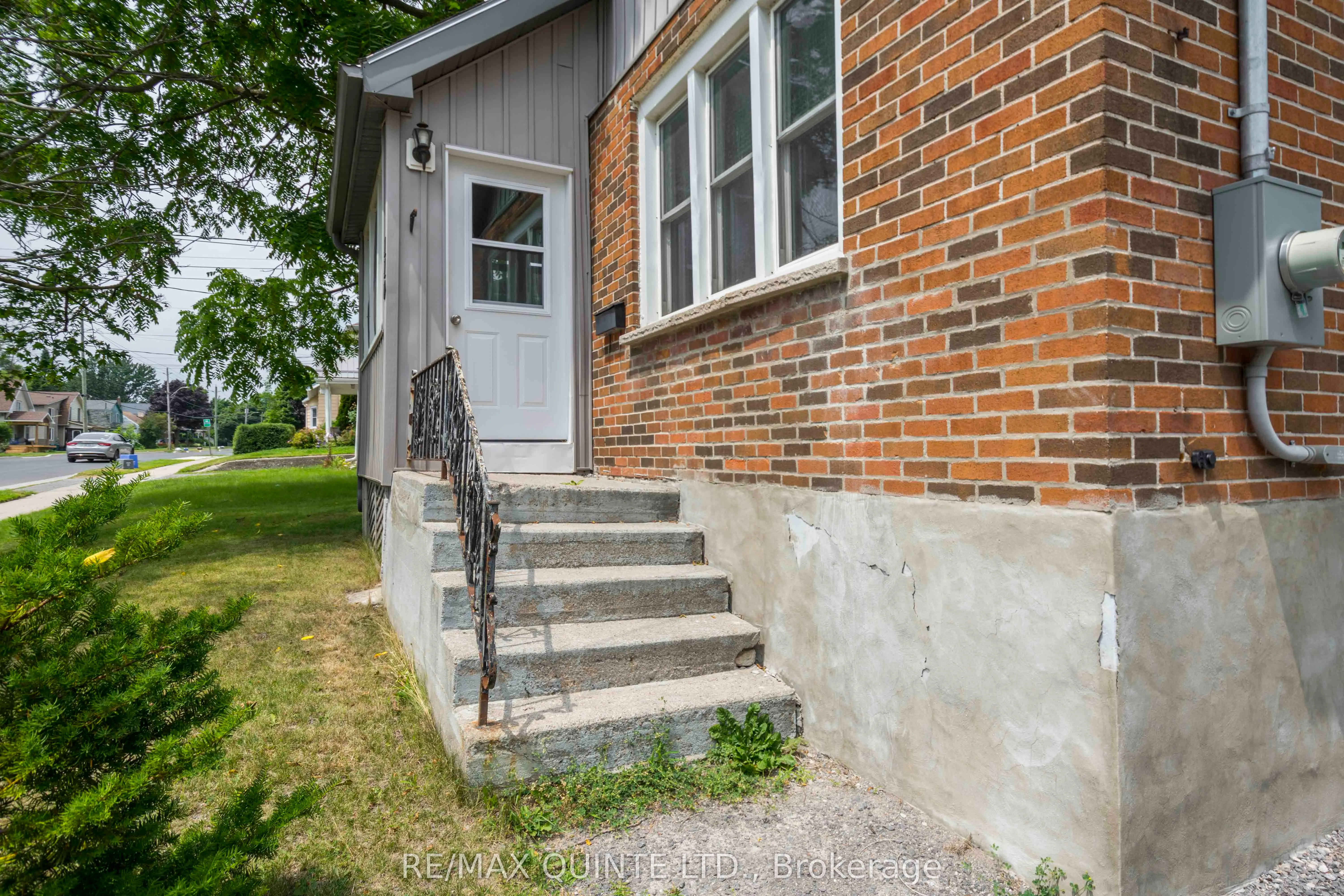 110 Moira Street W