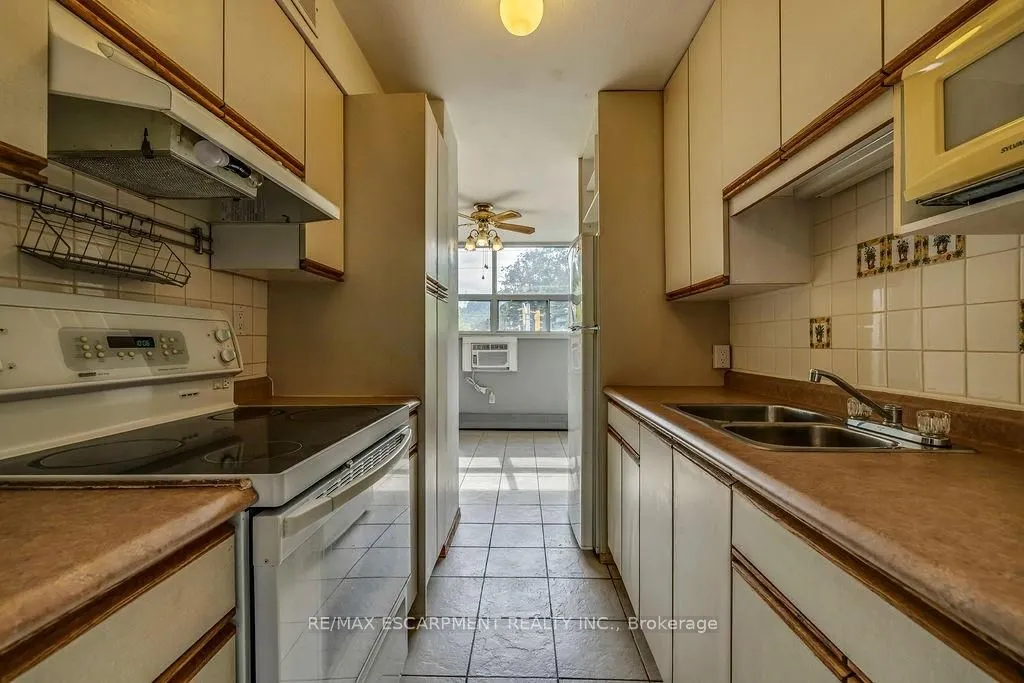 1950 Main Street W, #202