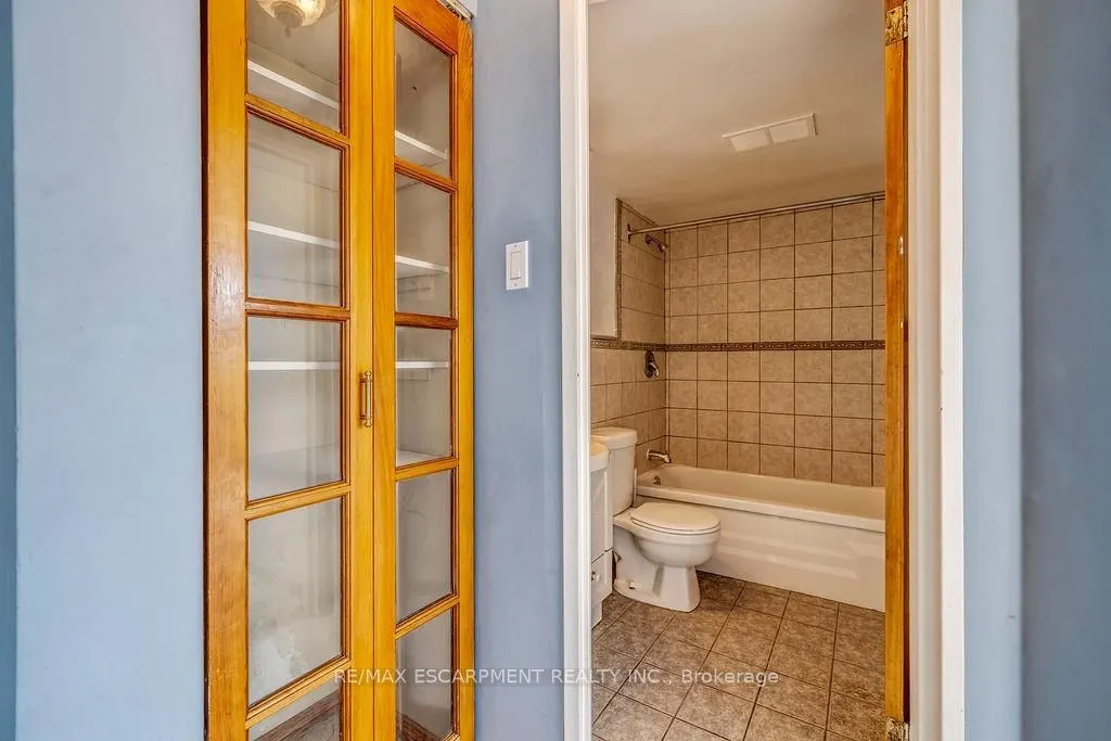 1950 Main Street W, #202