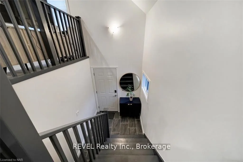 UPPER/ 4102 PORTAGE Road