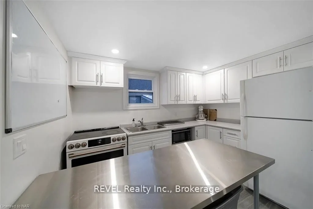 UPPER/ 4102 PORTAGE Road