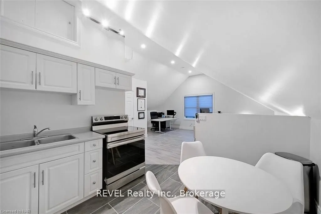 UPPER/ 4102 PORTAGE Road