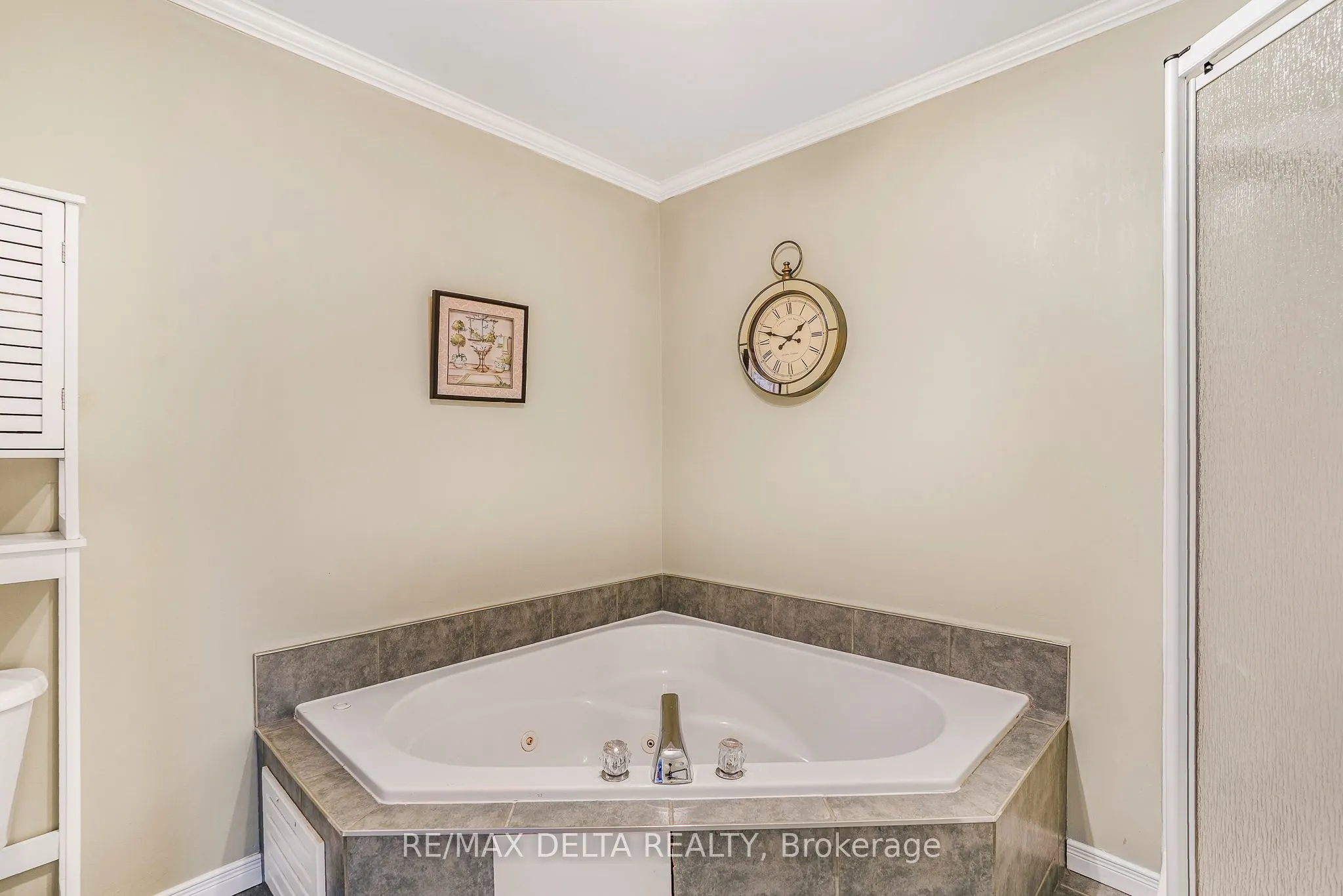 843 Nelson Street W