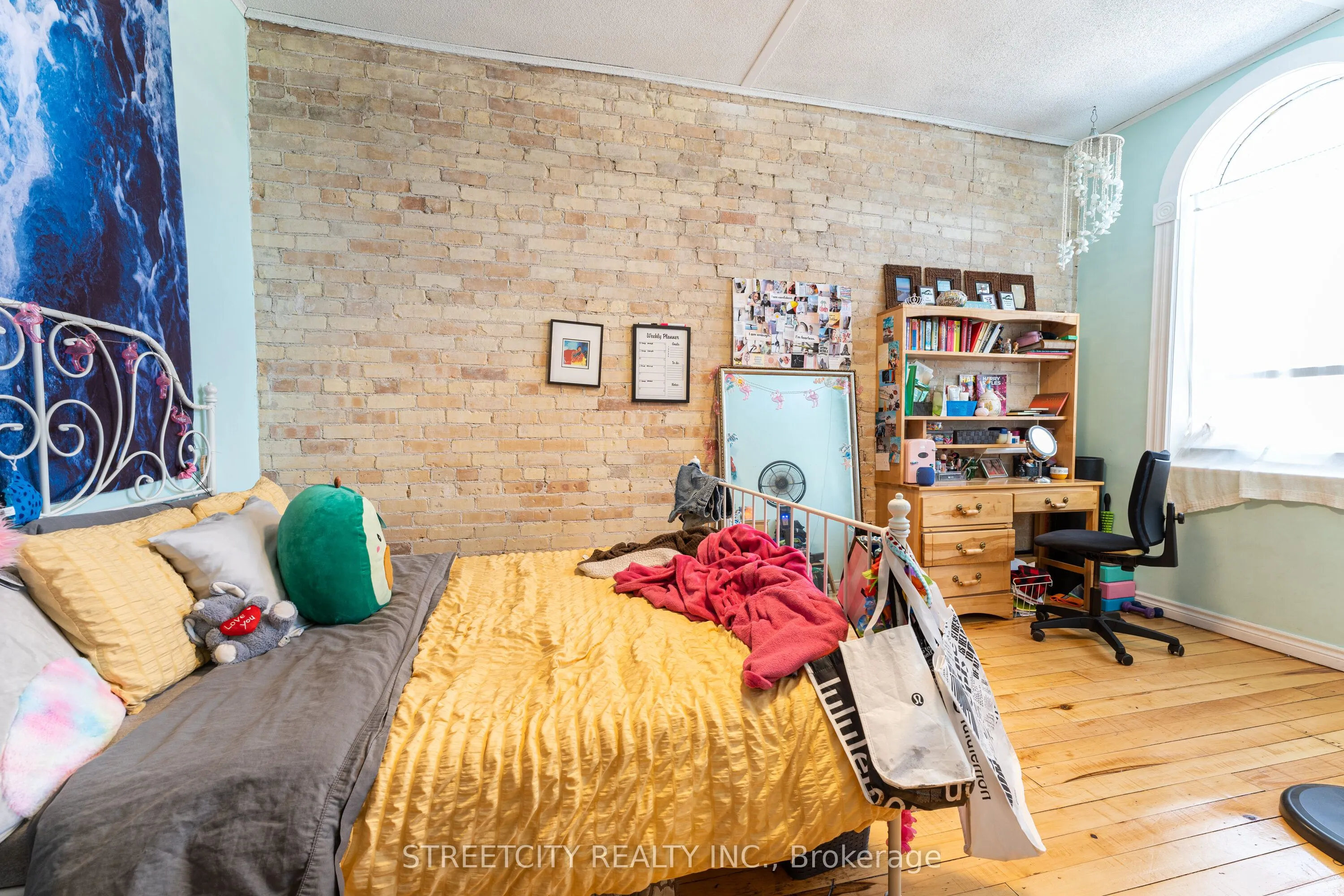 206 Main Street E