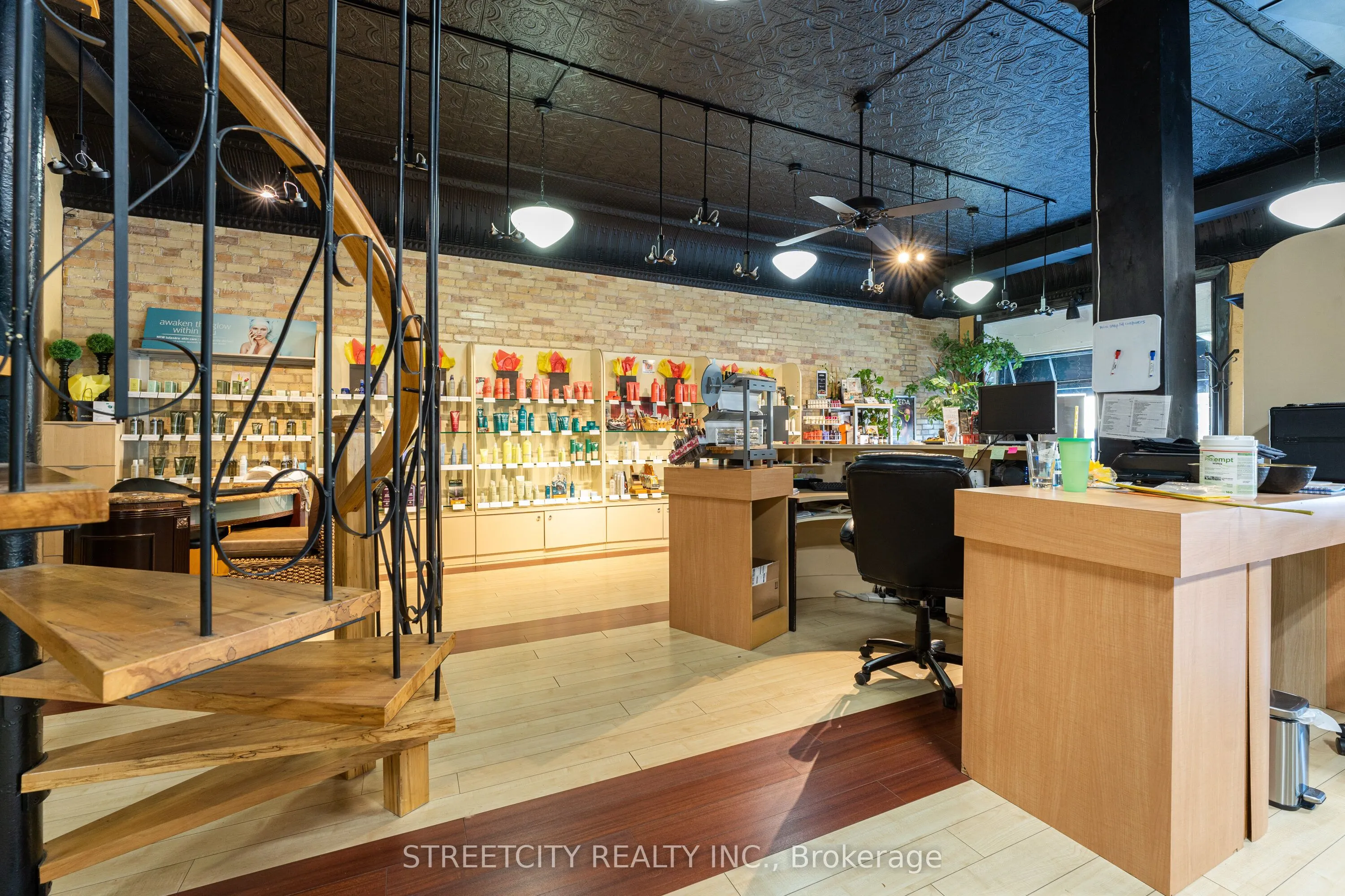 206 Main Street E
