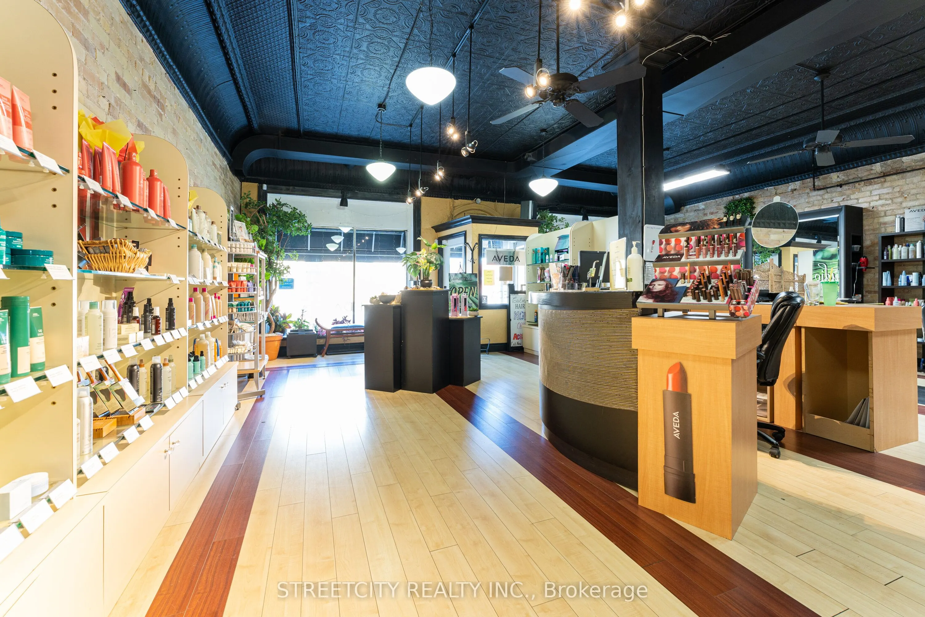 206 Main Street E