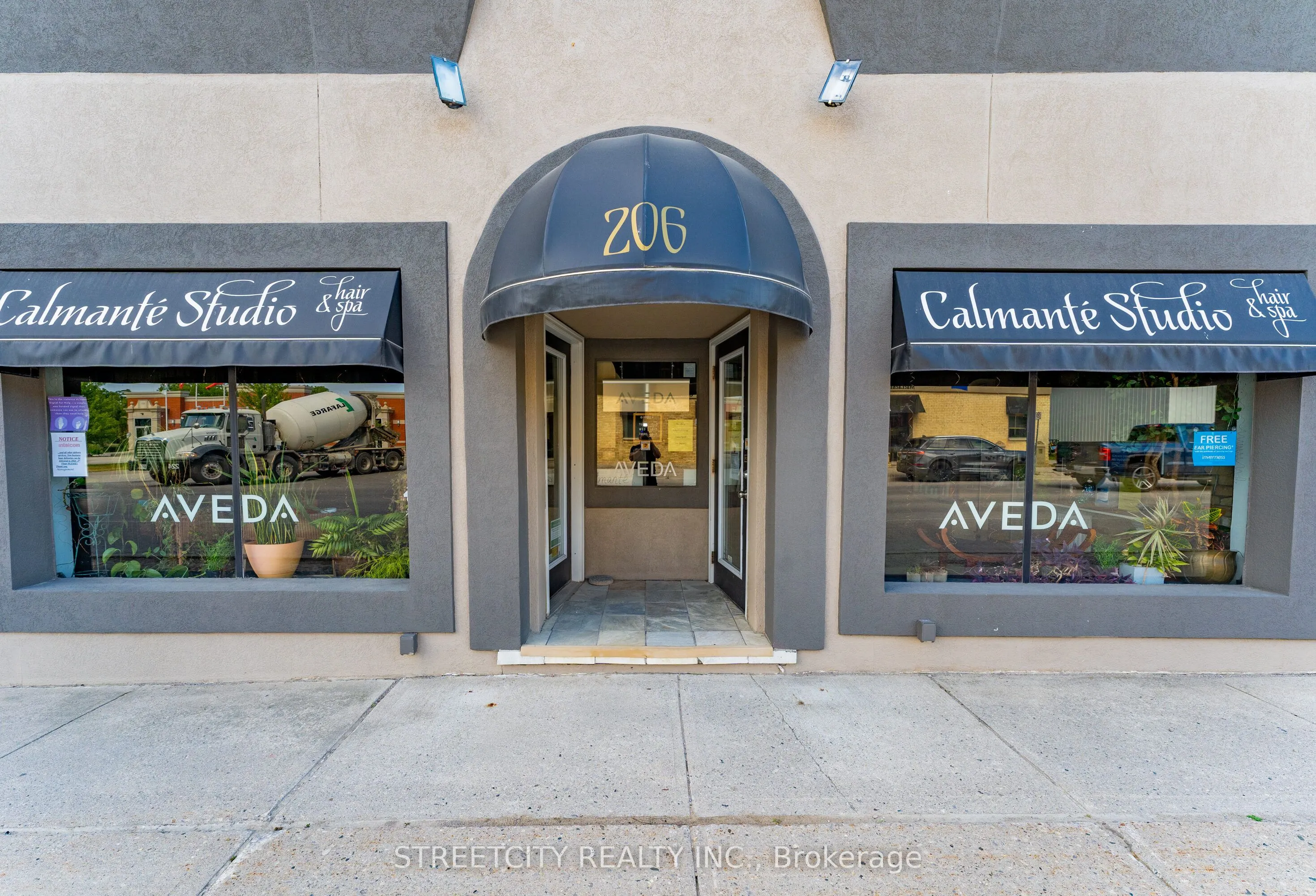 206 Main Street E