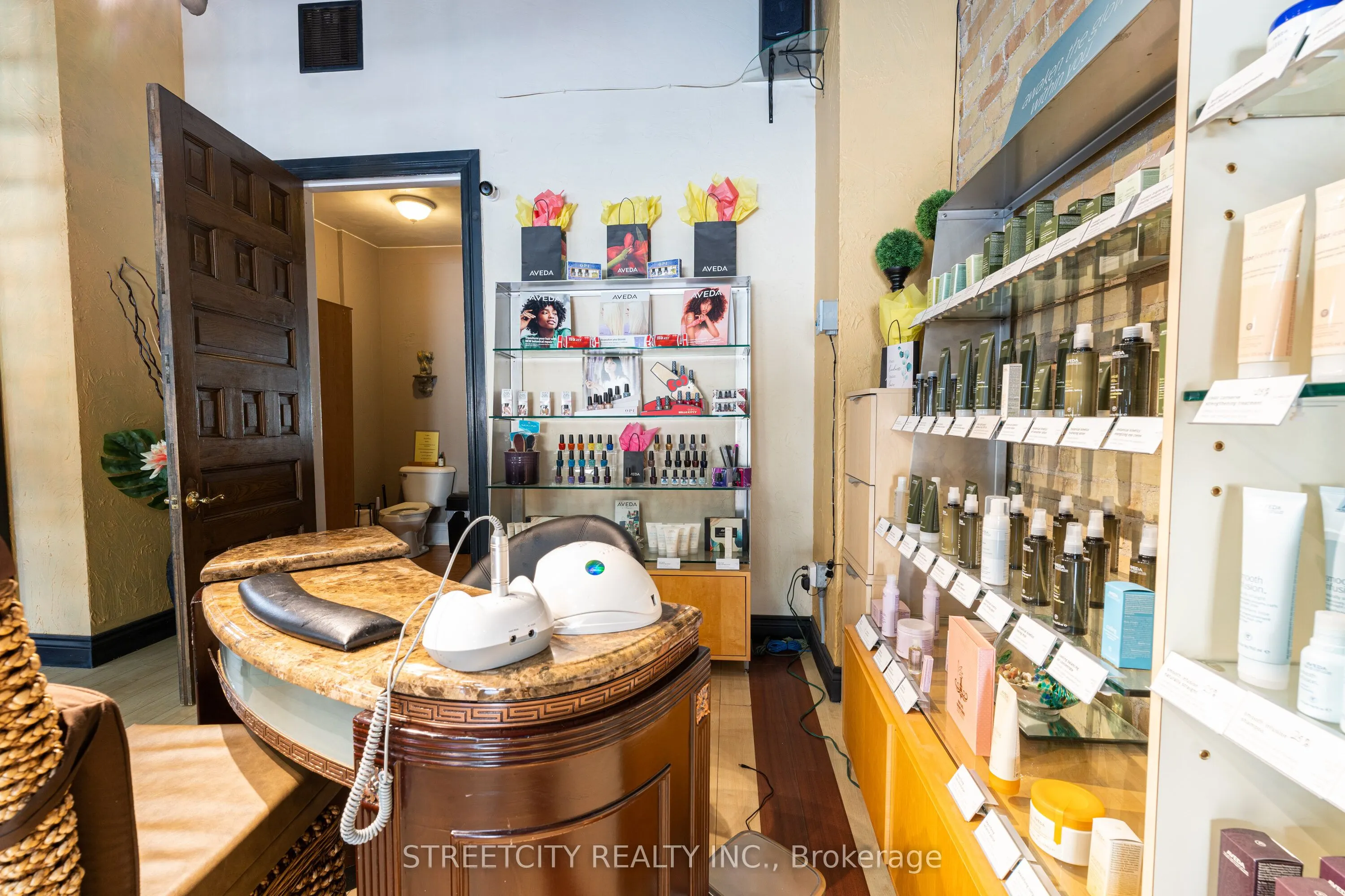 206 Main Street E