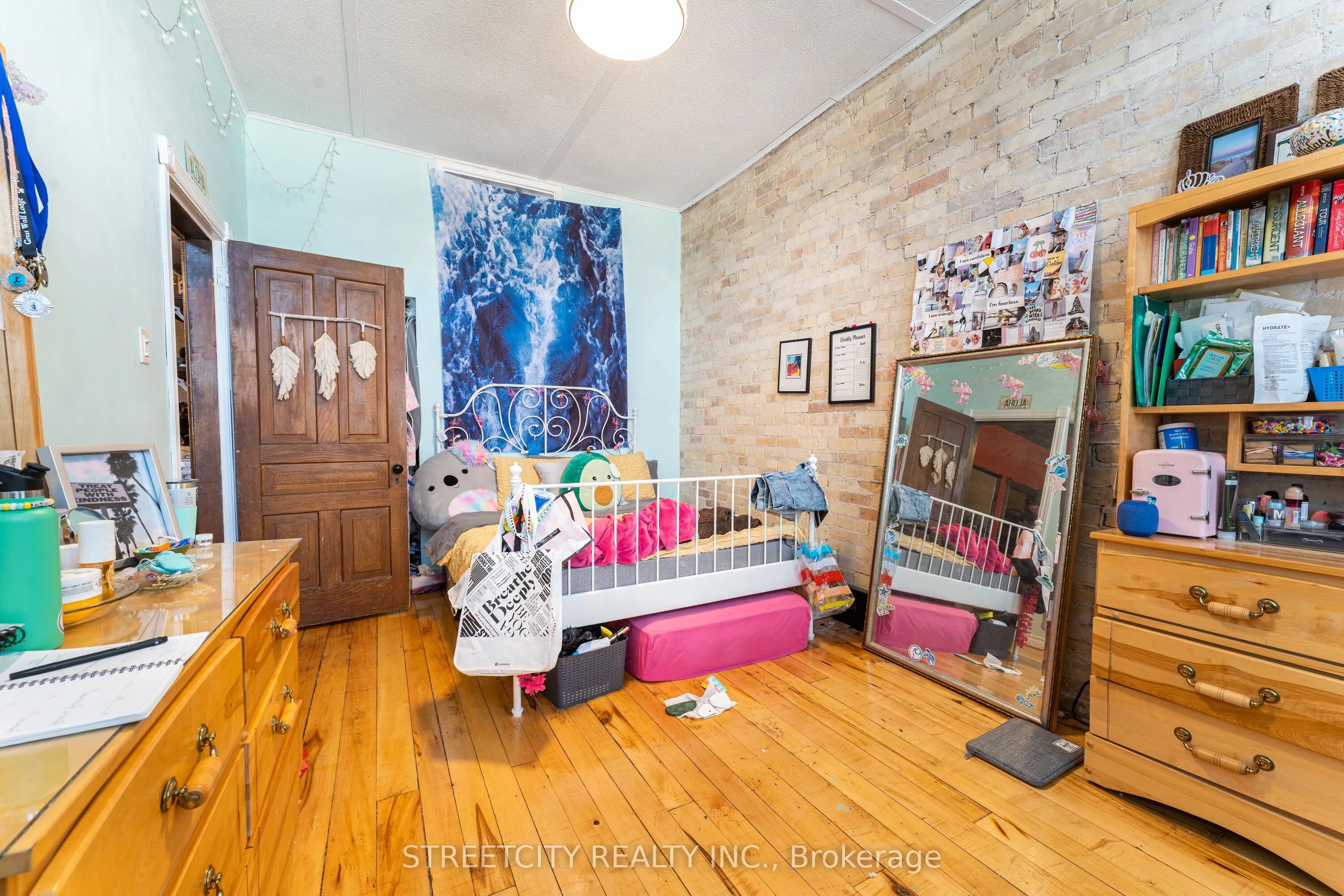 206 Main Street E