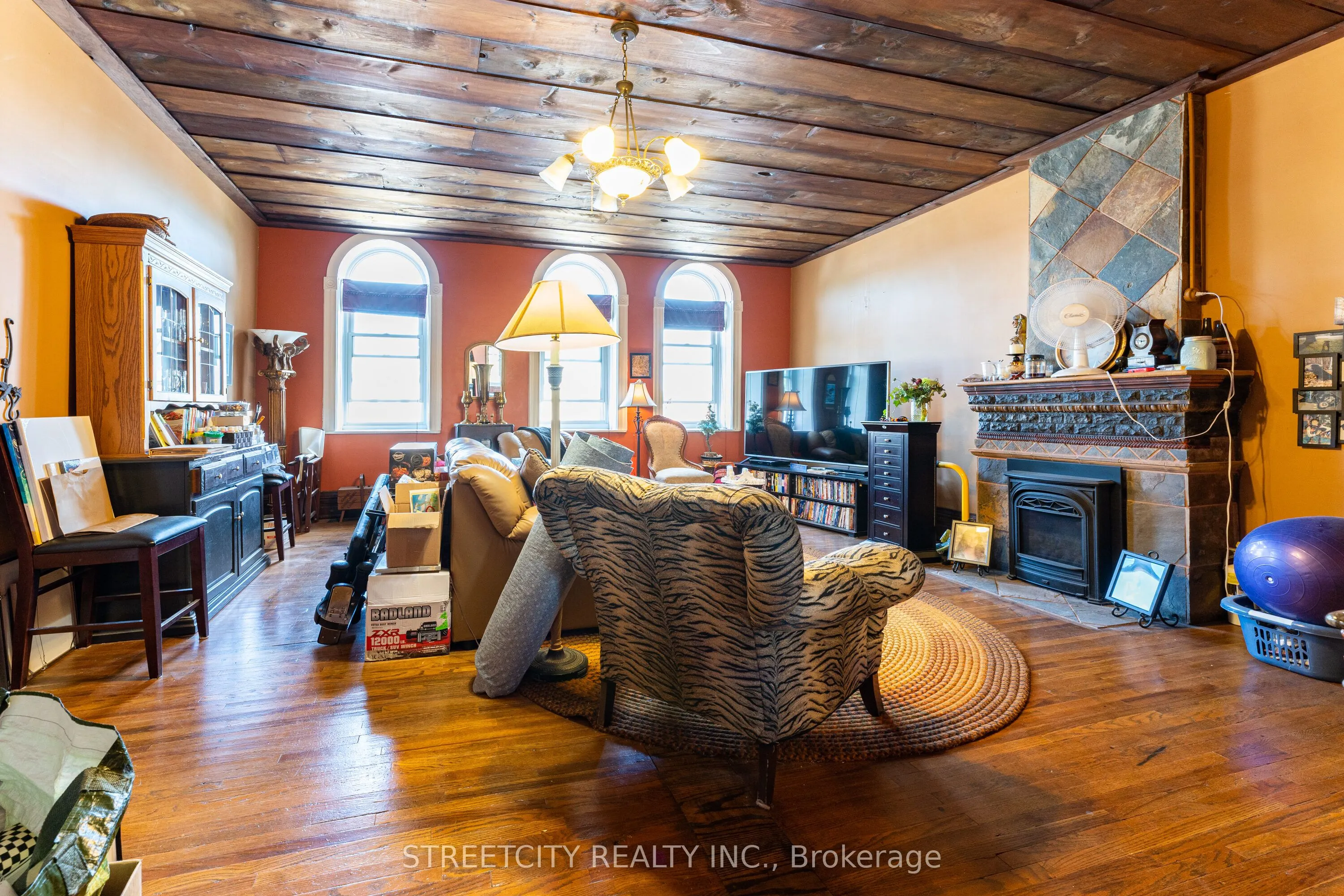 206 Main Street E