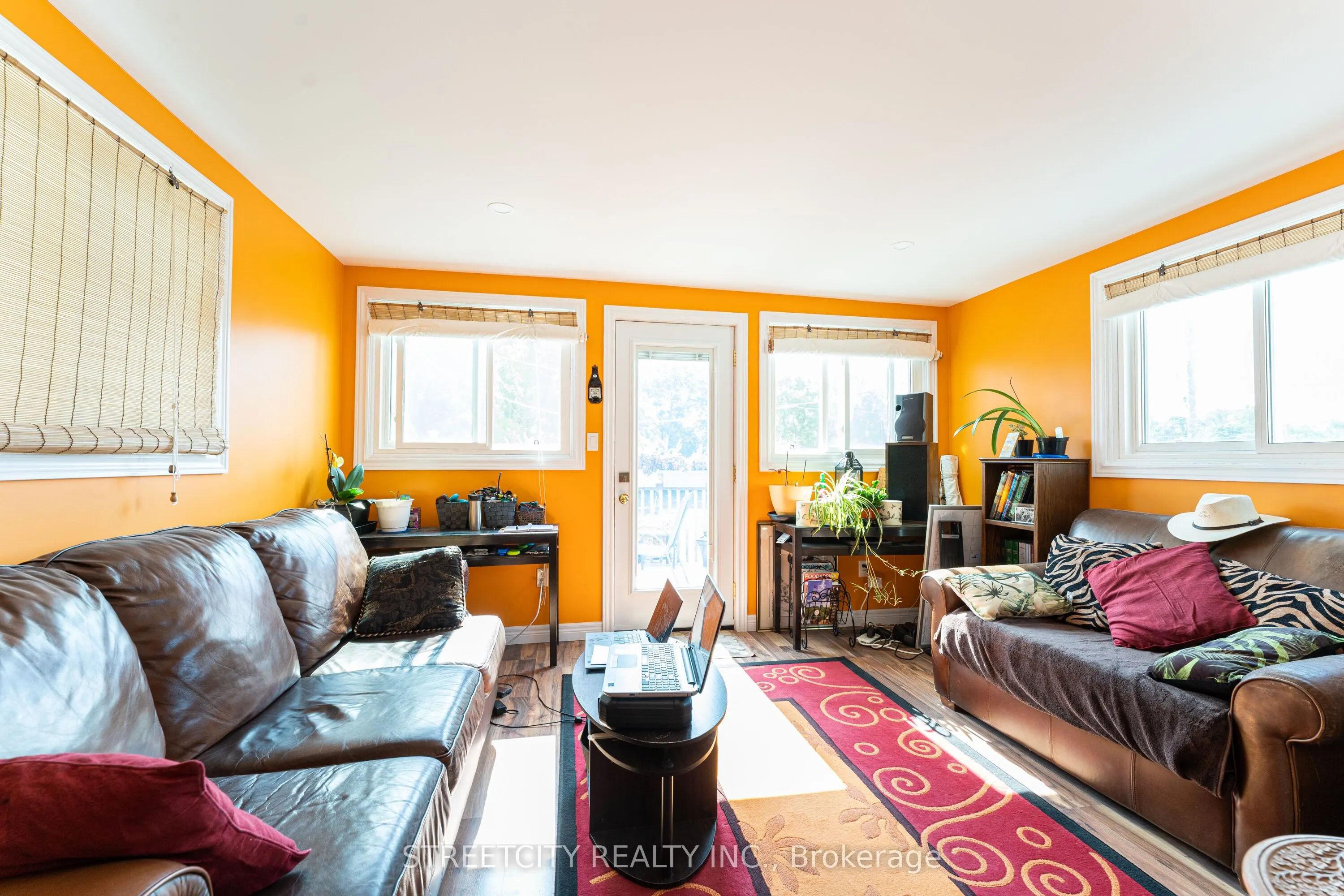 206 Main Street E
