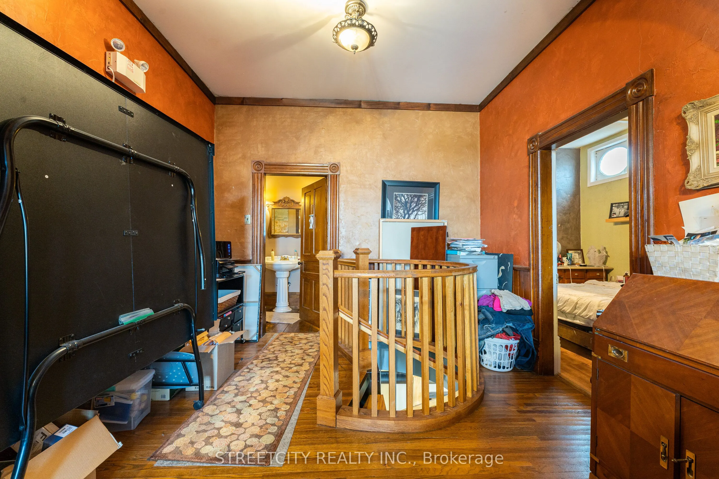 206 Main Street E