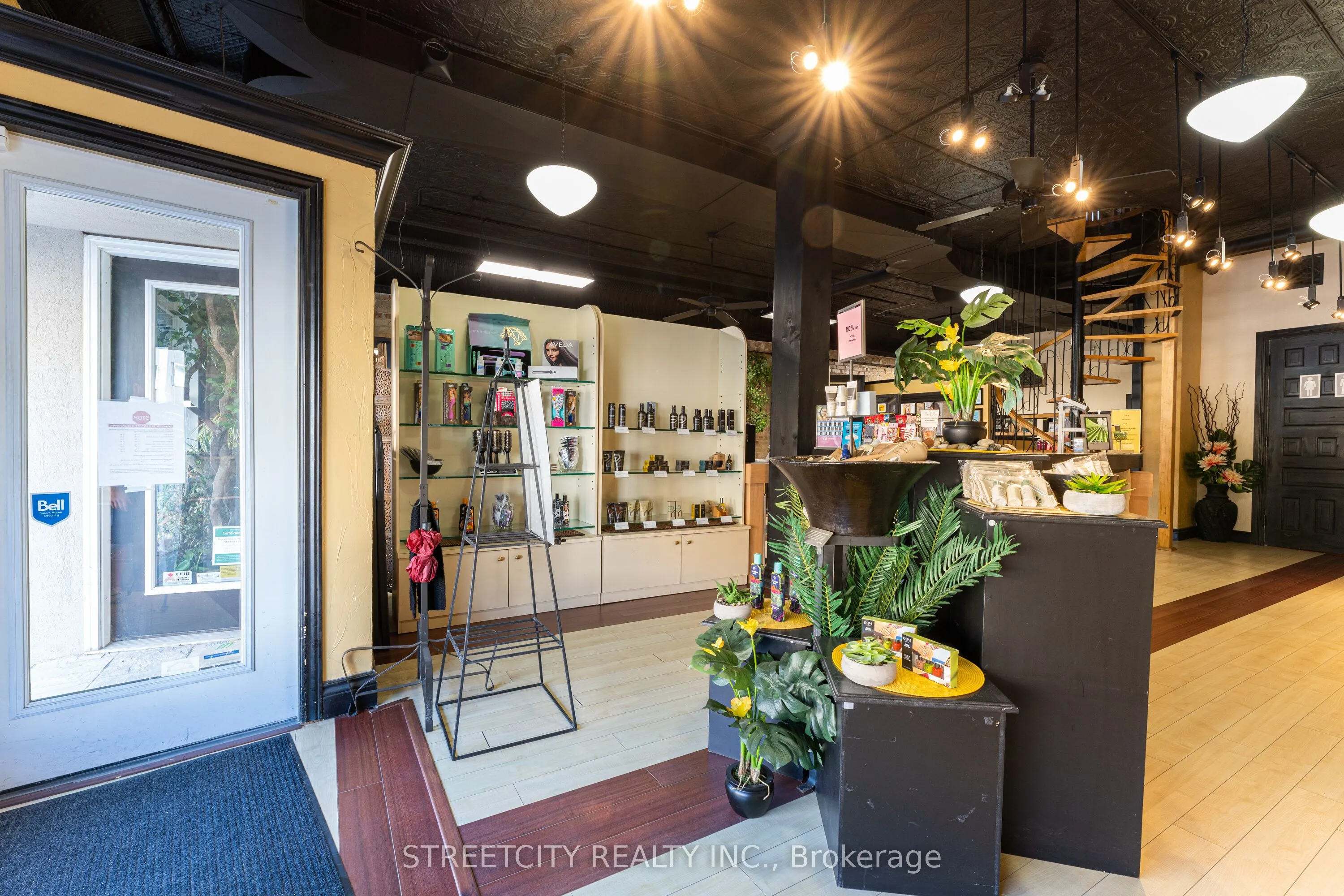 206 Main Street E