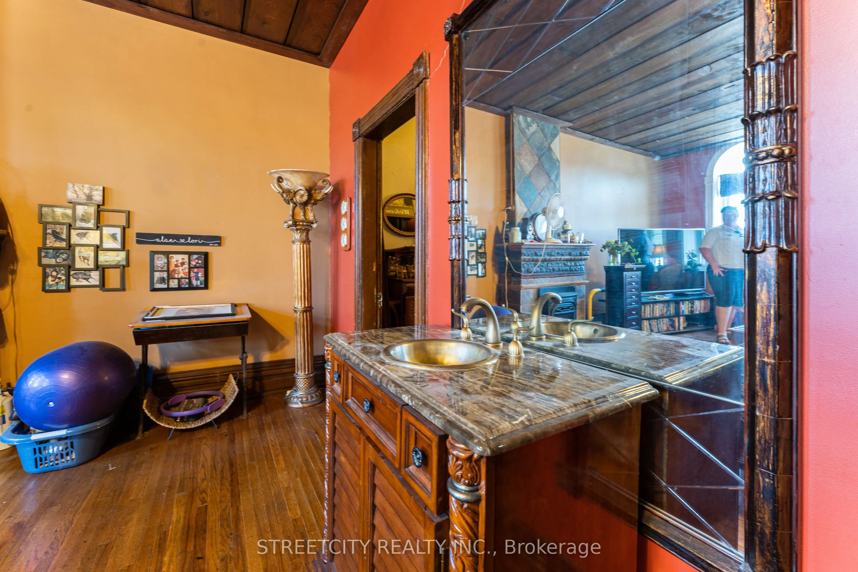 206 Main Street E