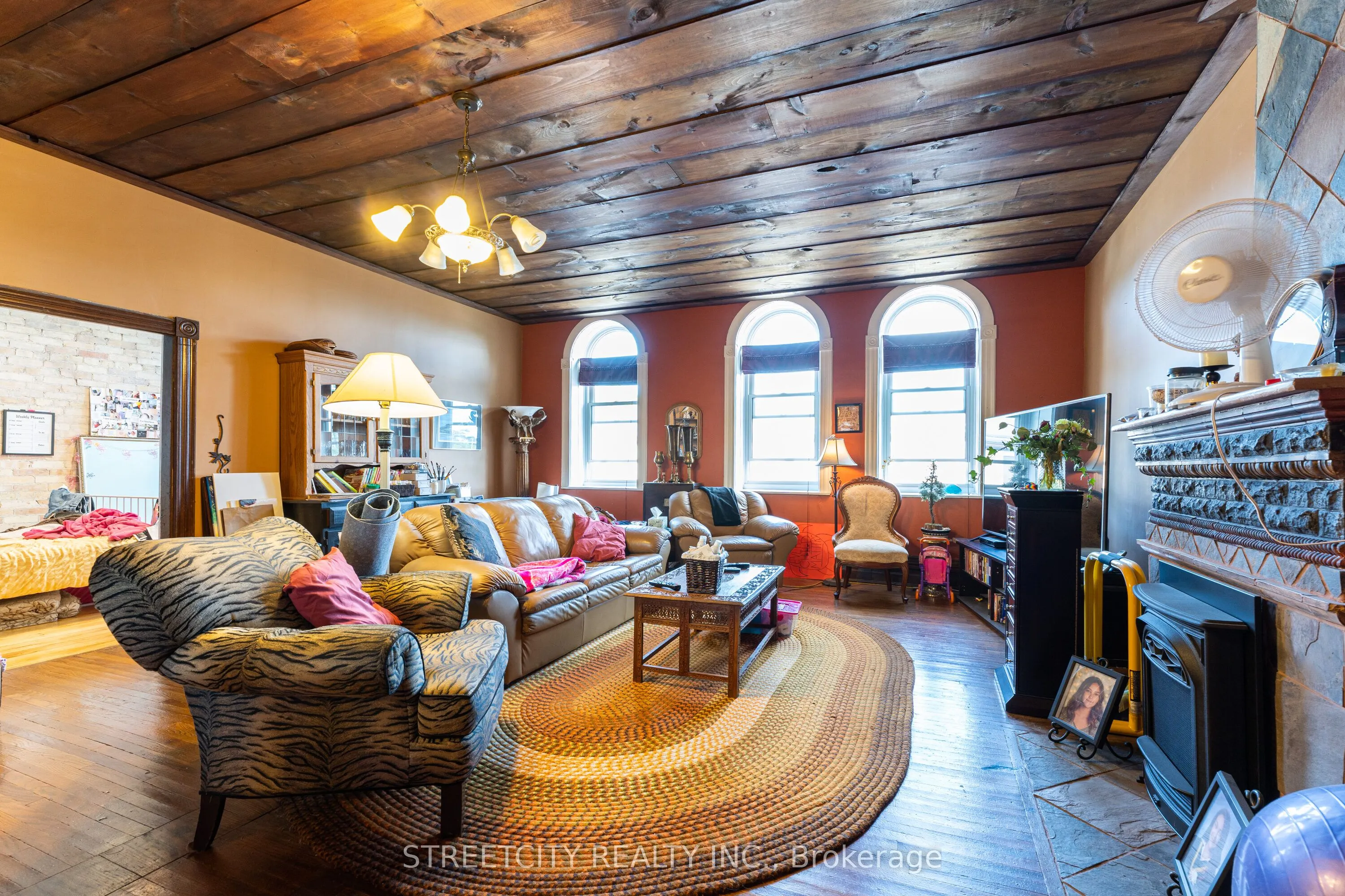 206 Main Street E