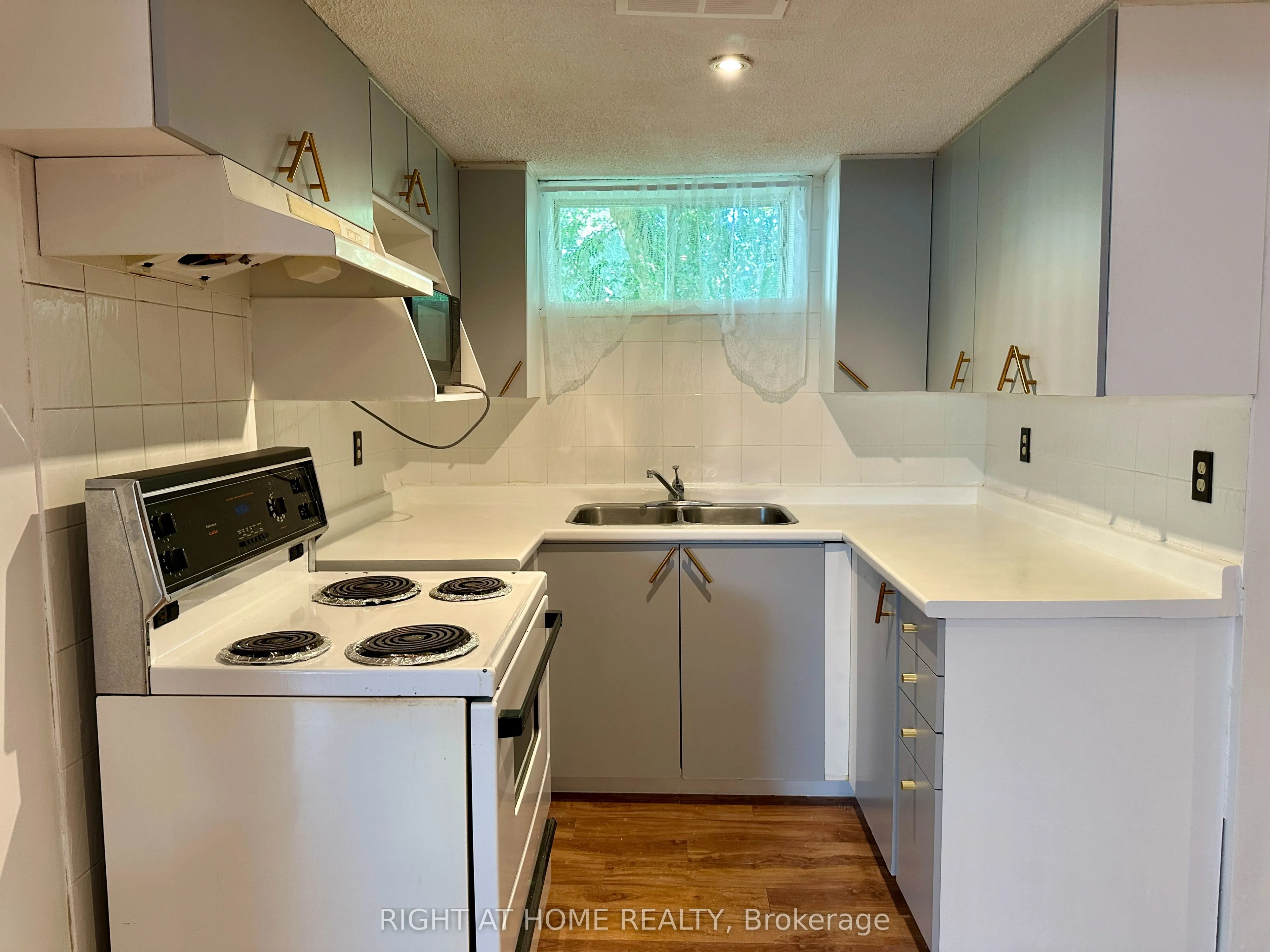 16 Rowanwood Avenue