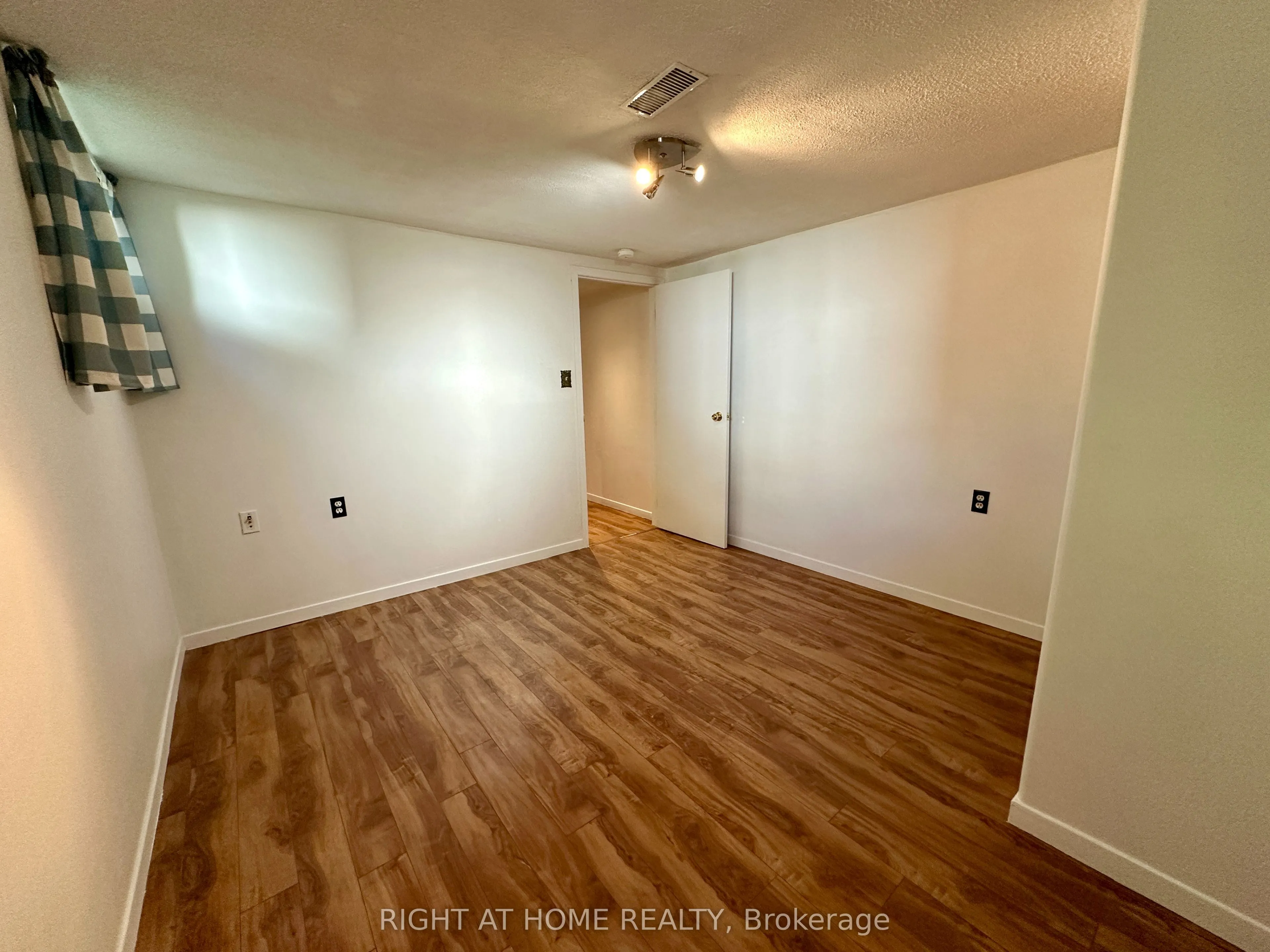 16 Rowanwood Avenue