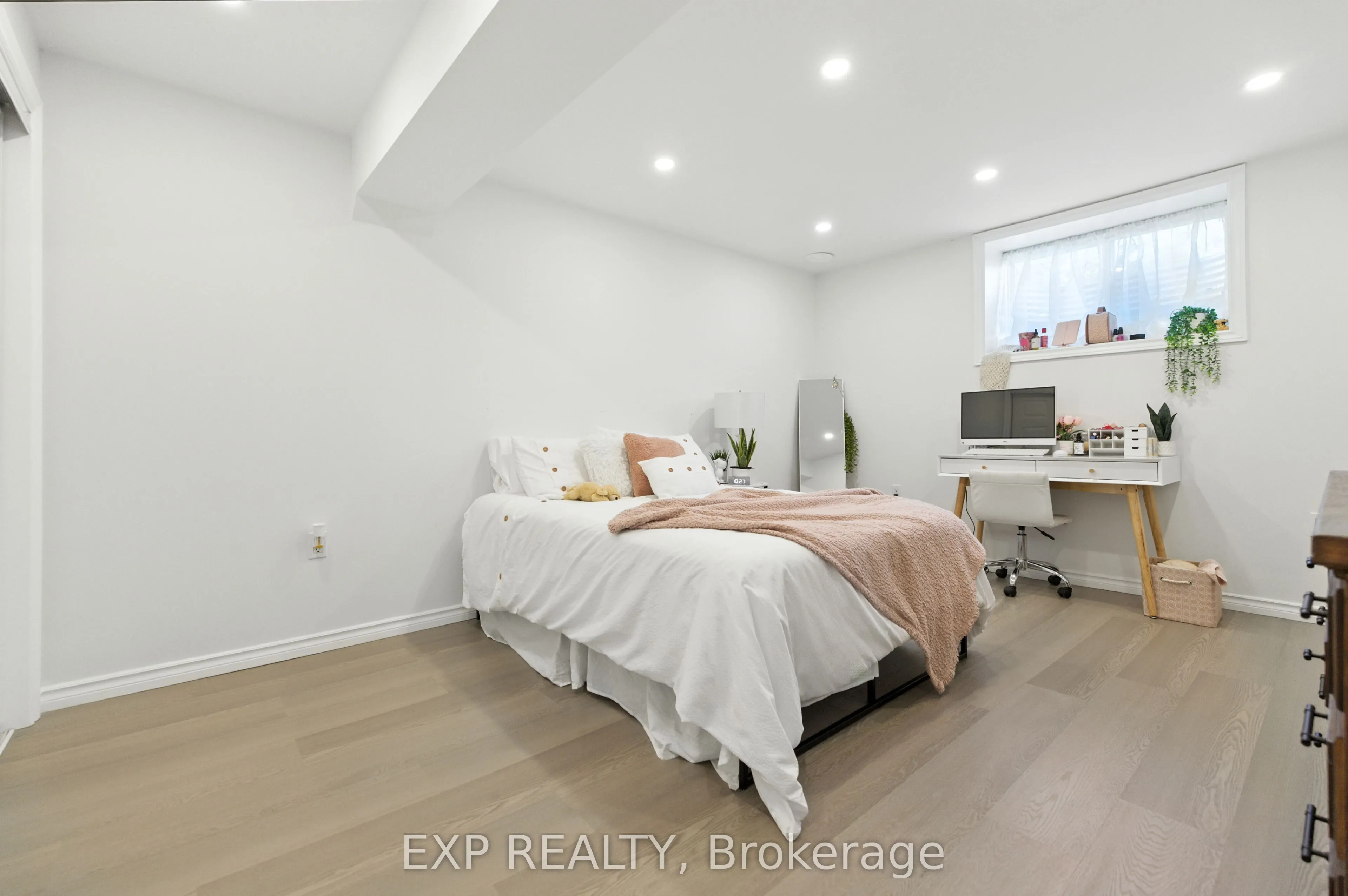 202 DOWSLEY Crescent