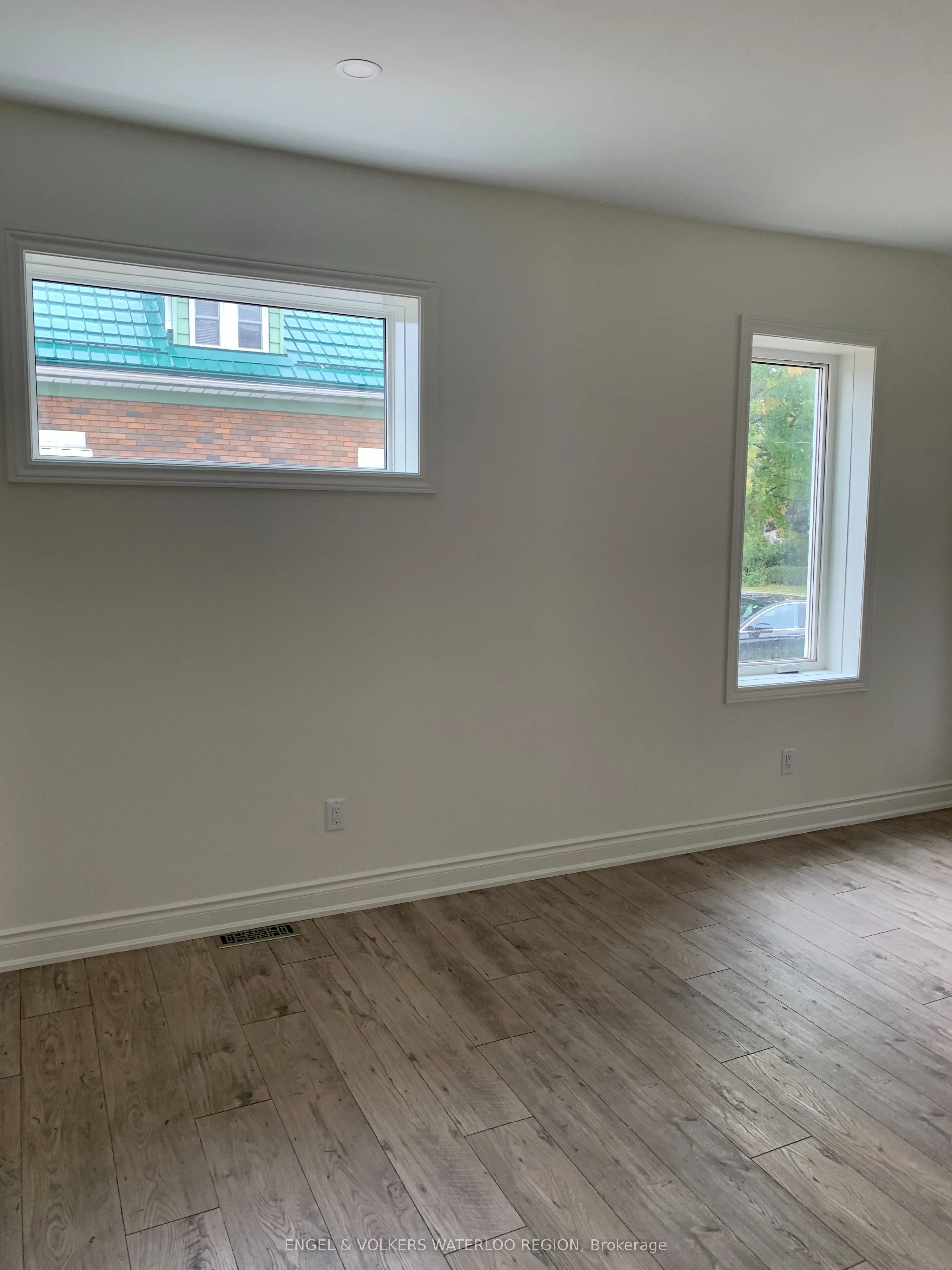 299 Bridgeport Road E, #Main