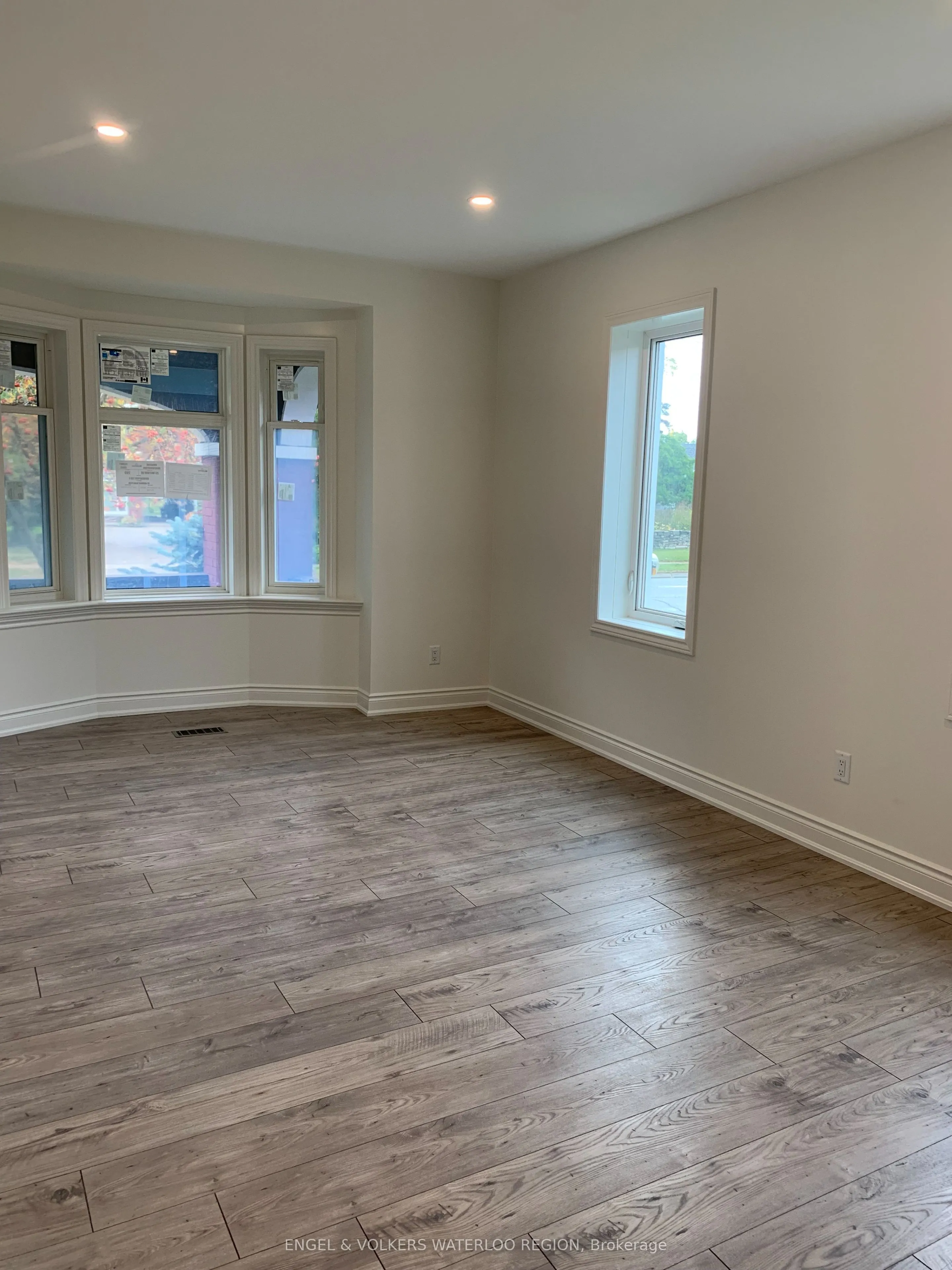 299 Bridgeport Road E, #Main