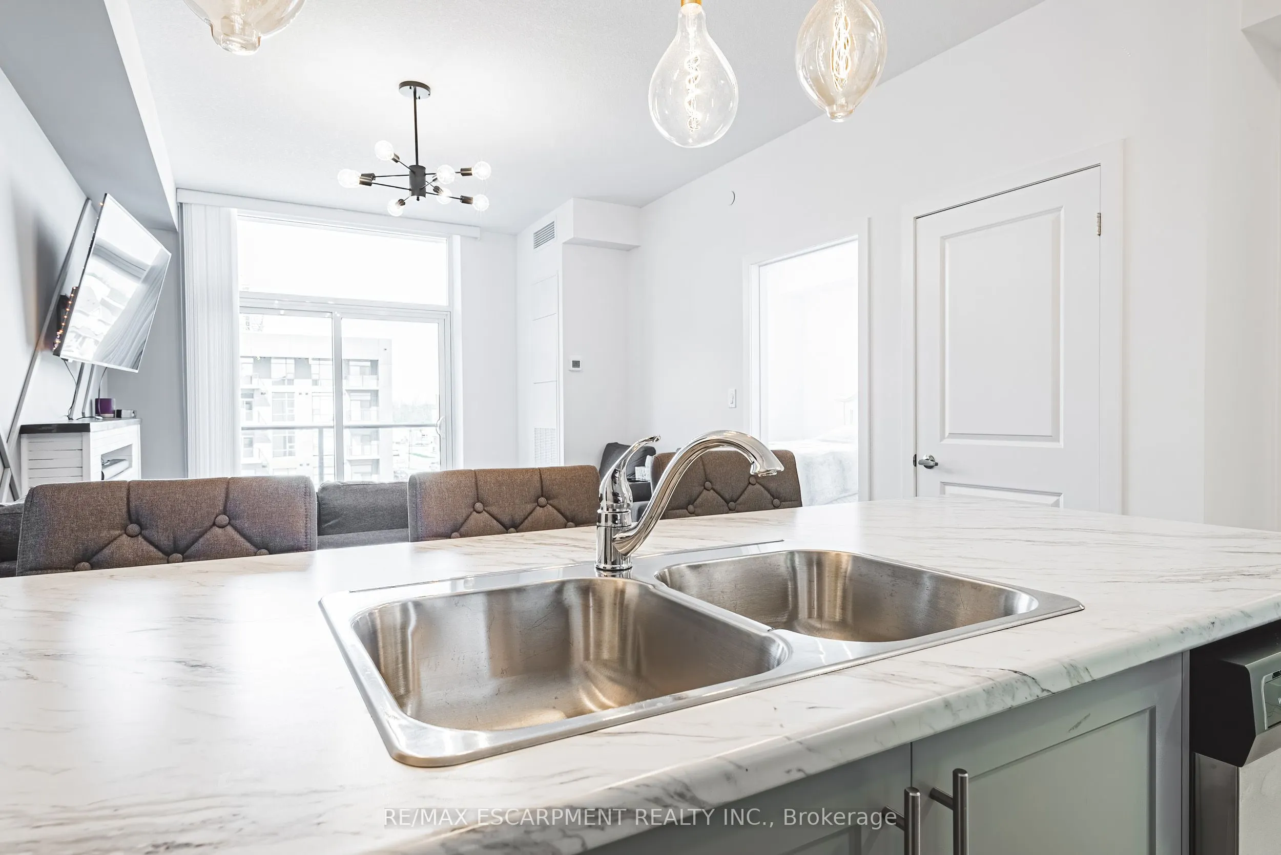 460 DUNDAS Street E, #327
