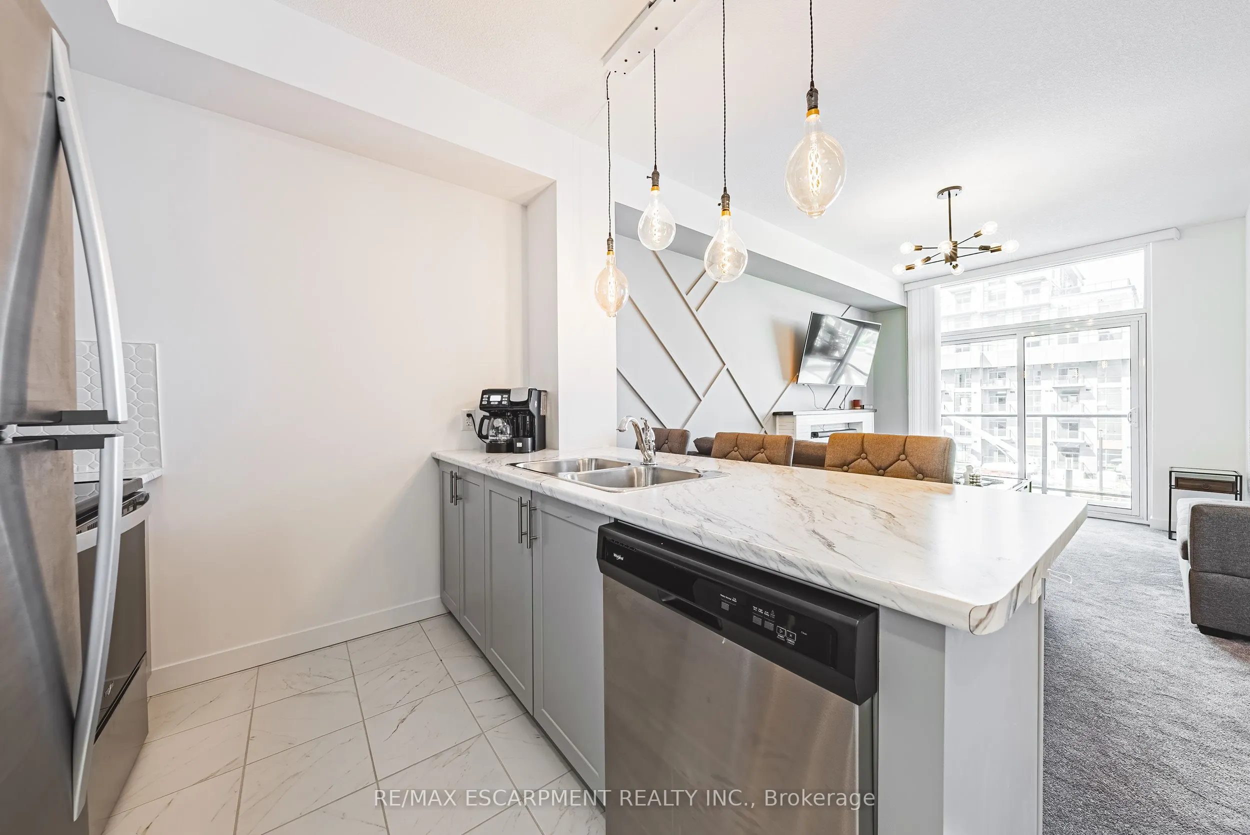 460 DUNDAS Street E, #327