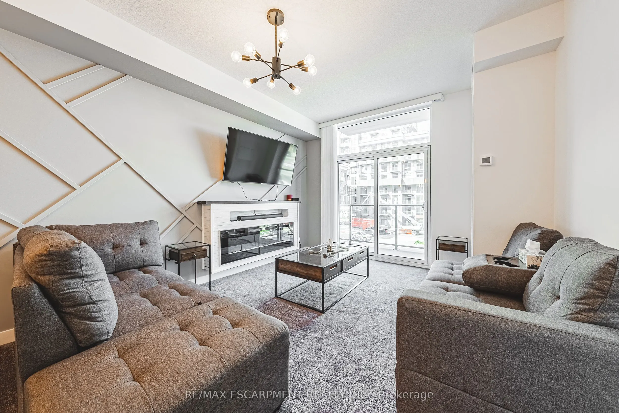 460 DUNDAS Street E, #327