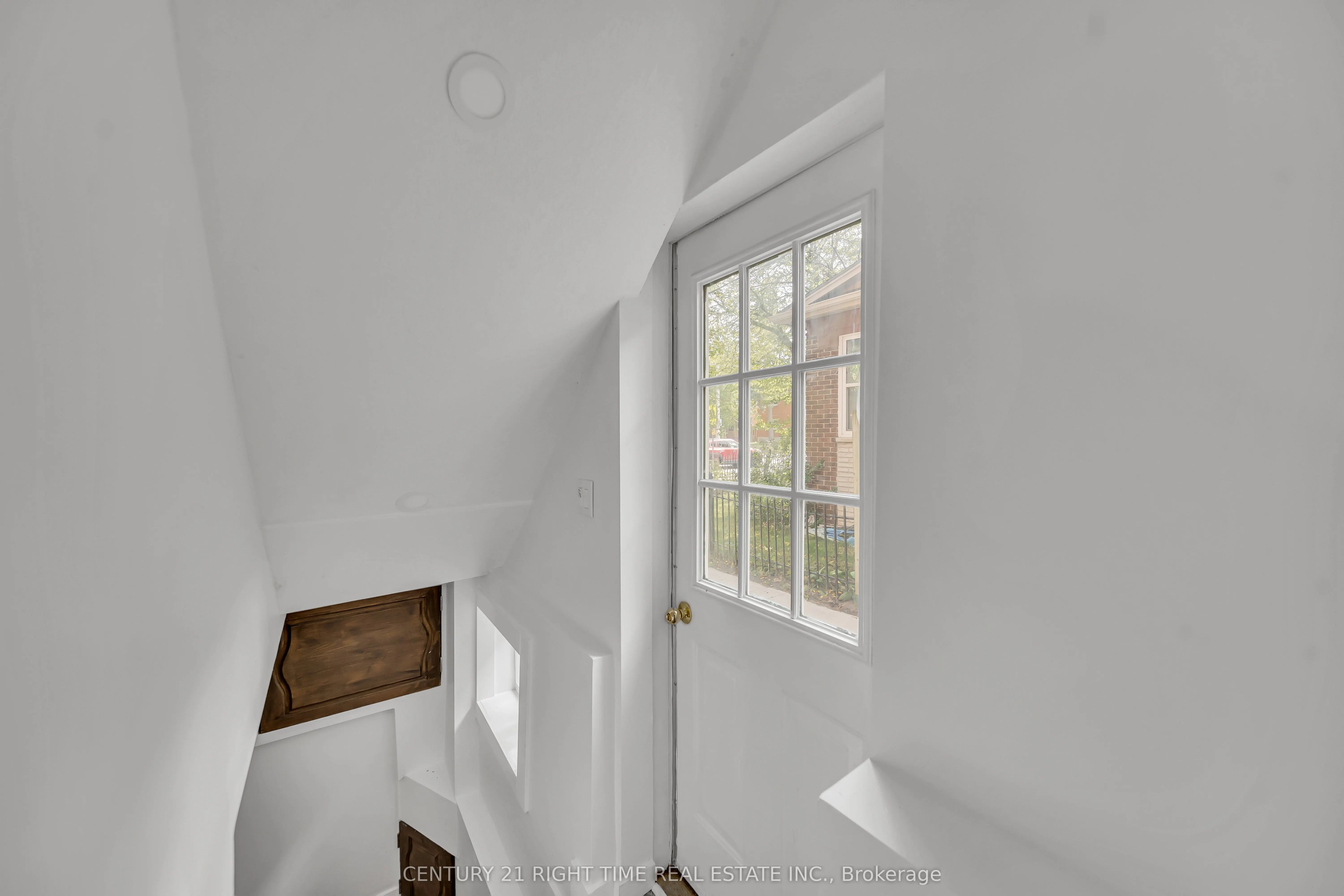 324 VICTORIA Street S