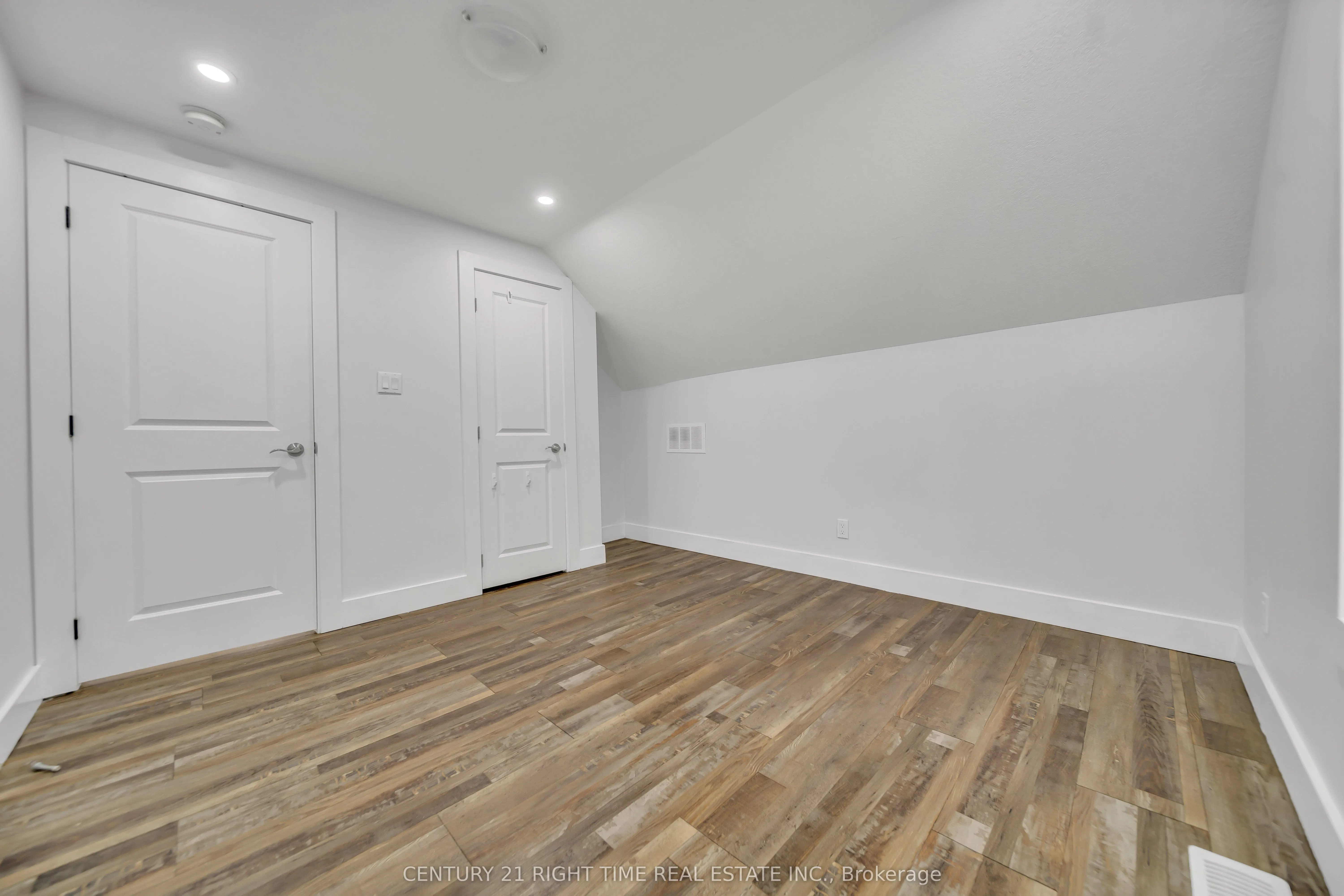 324 VICTORIA Street S
