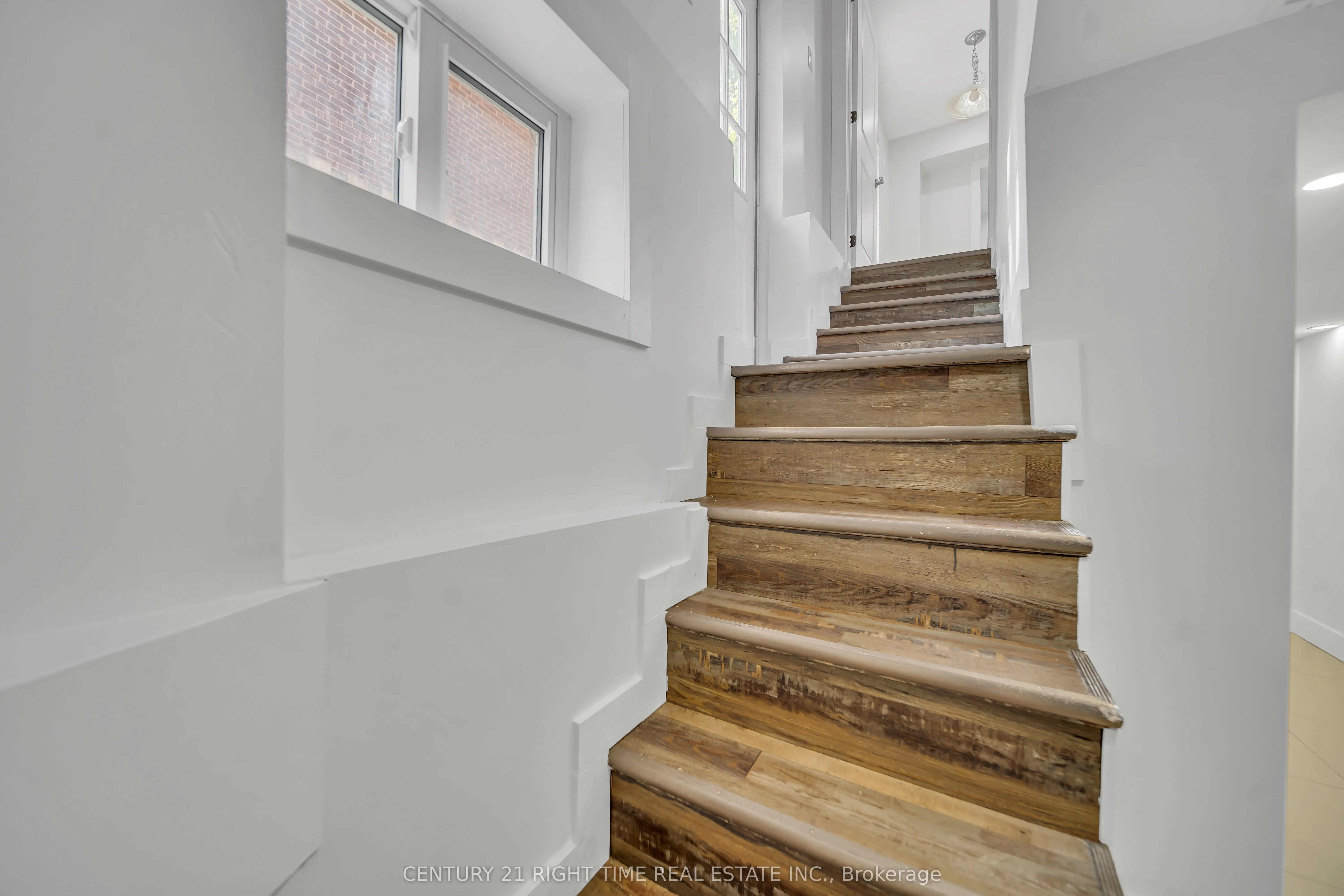 324 VICTORIA Street S