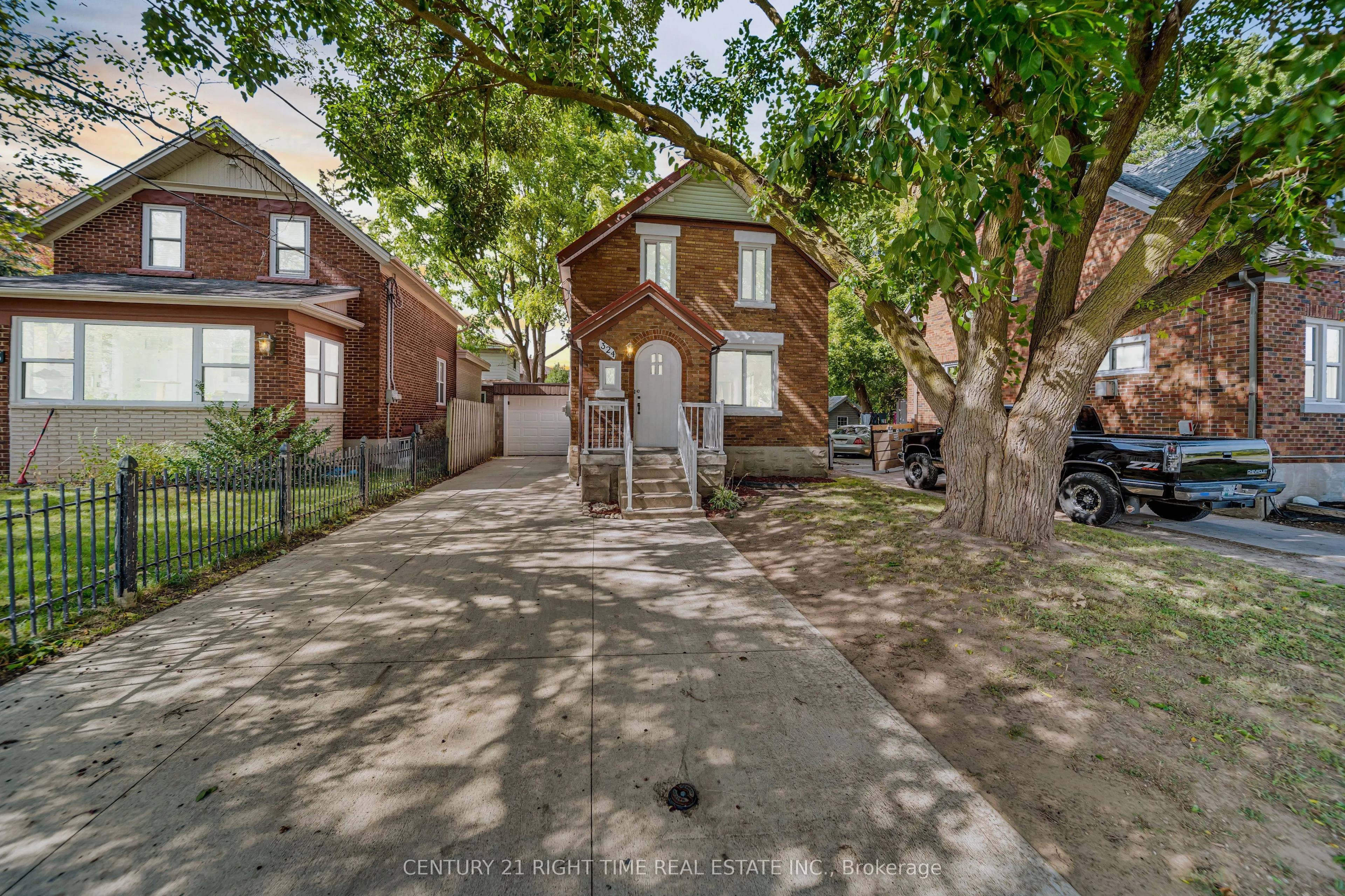 324 VICTORIA Street S
