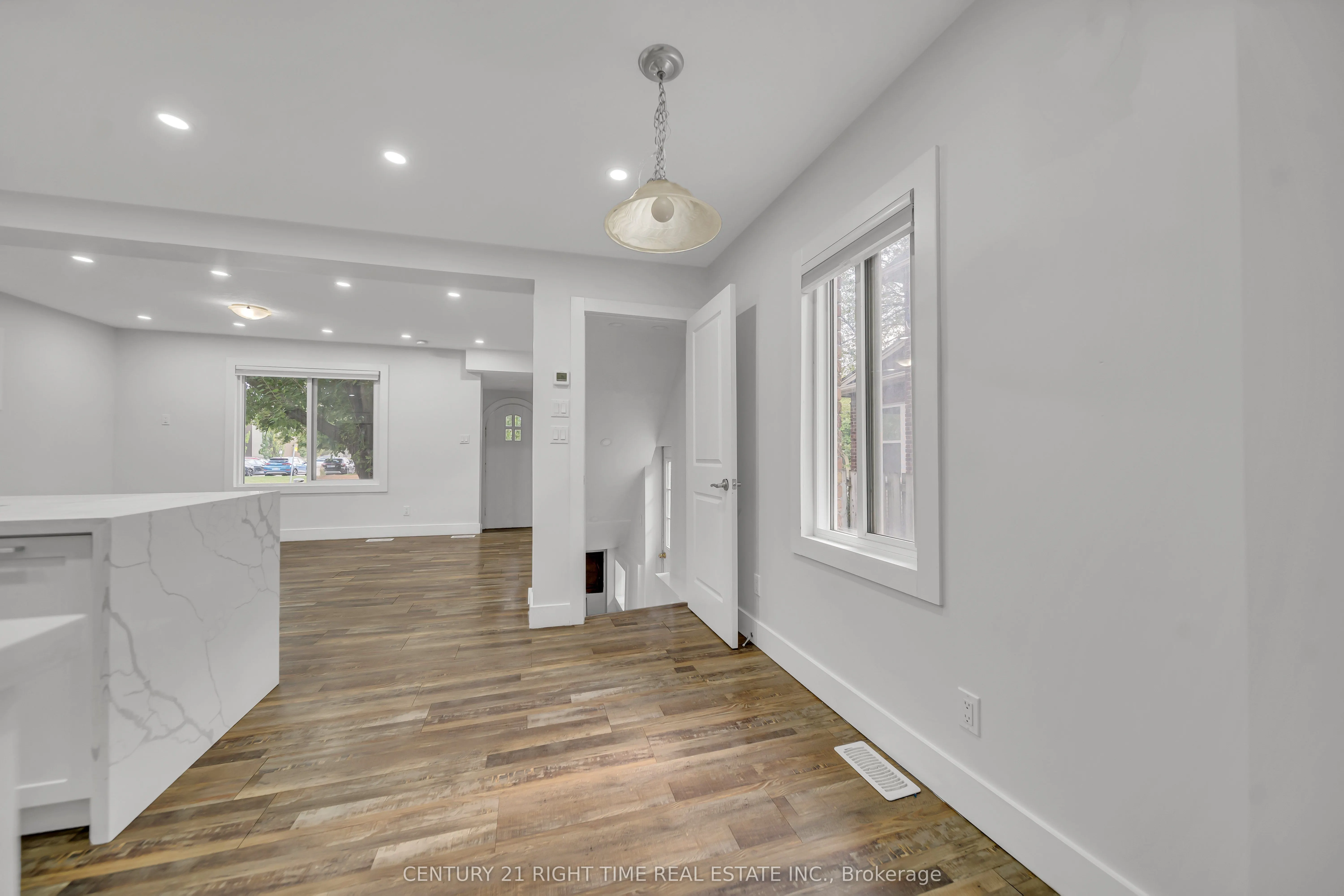 324 VICTORIA Street S