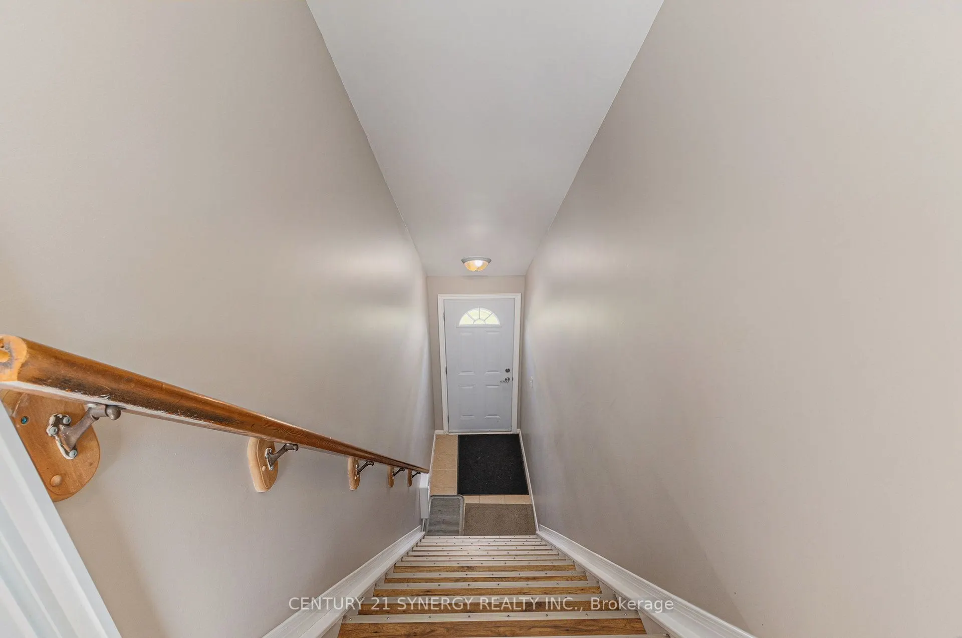 49 Main Street E
