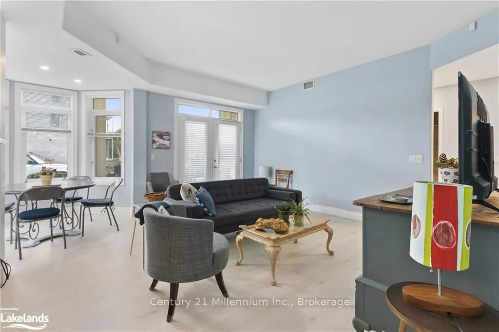 10 BAY Street E, #101