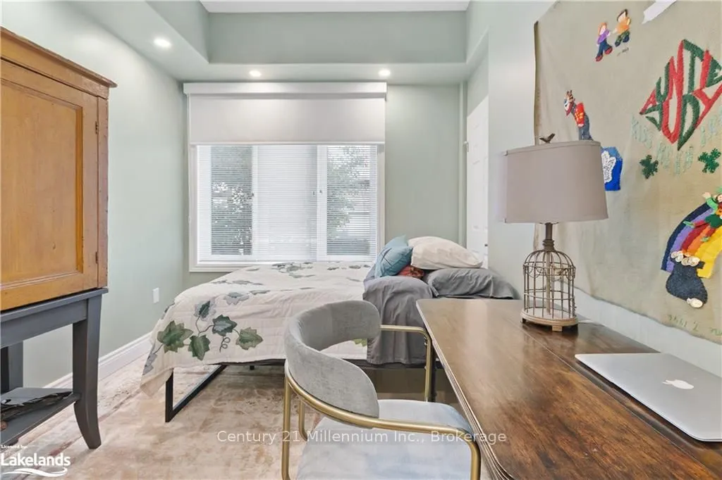 10 BAY Street E, #101