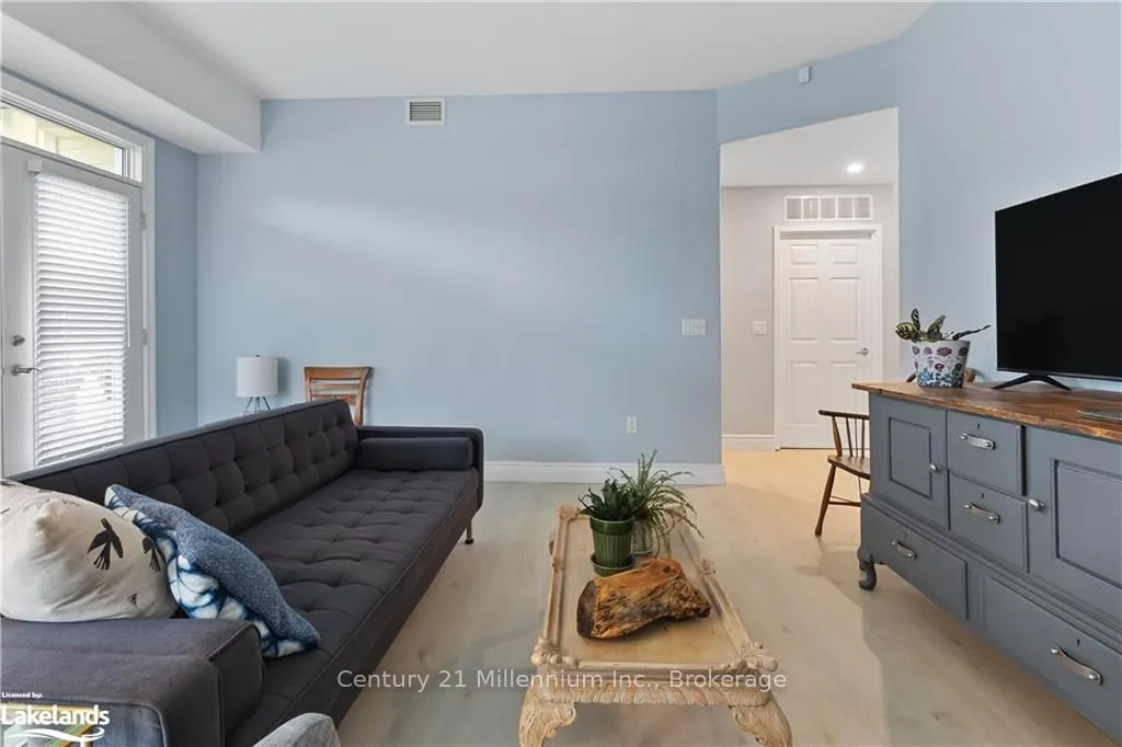 10 BAY Street E, #101