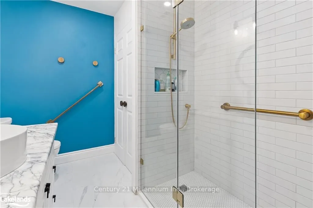 10 BAY Street E, #101
