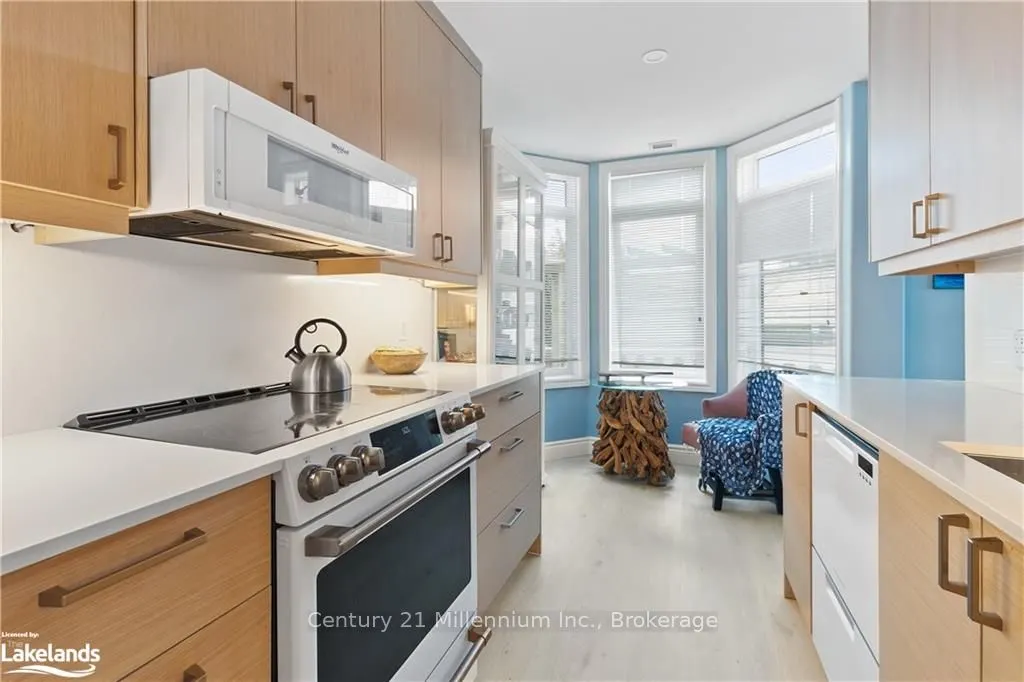 10 BAY Street E, #101
