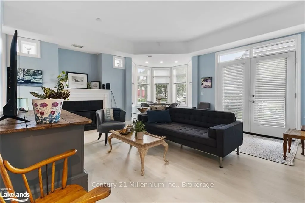 10 BAY Street E, #101