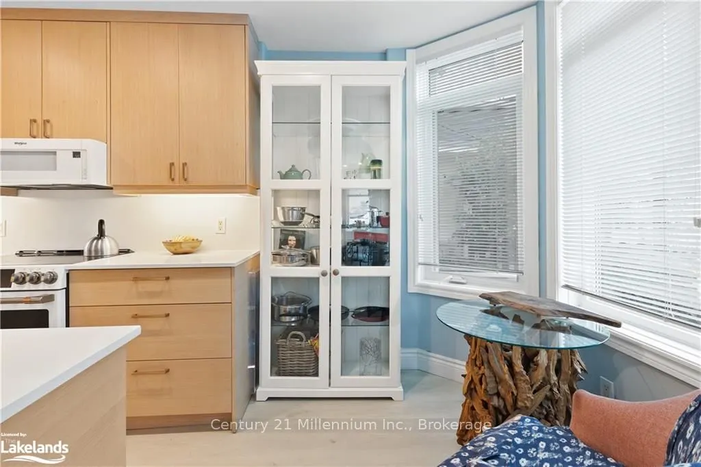 10 BAY Street E, #101